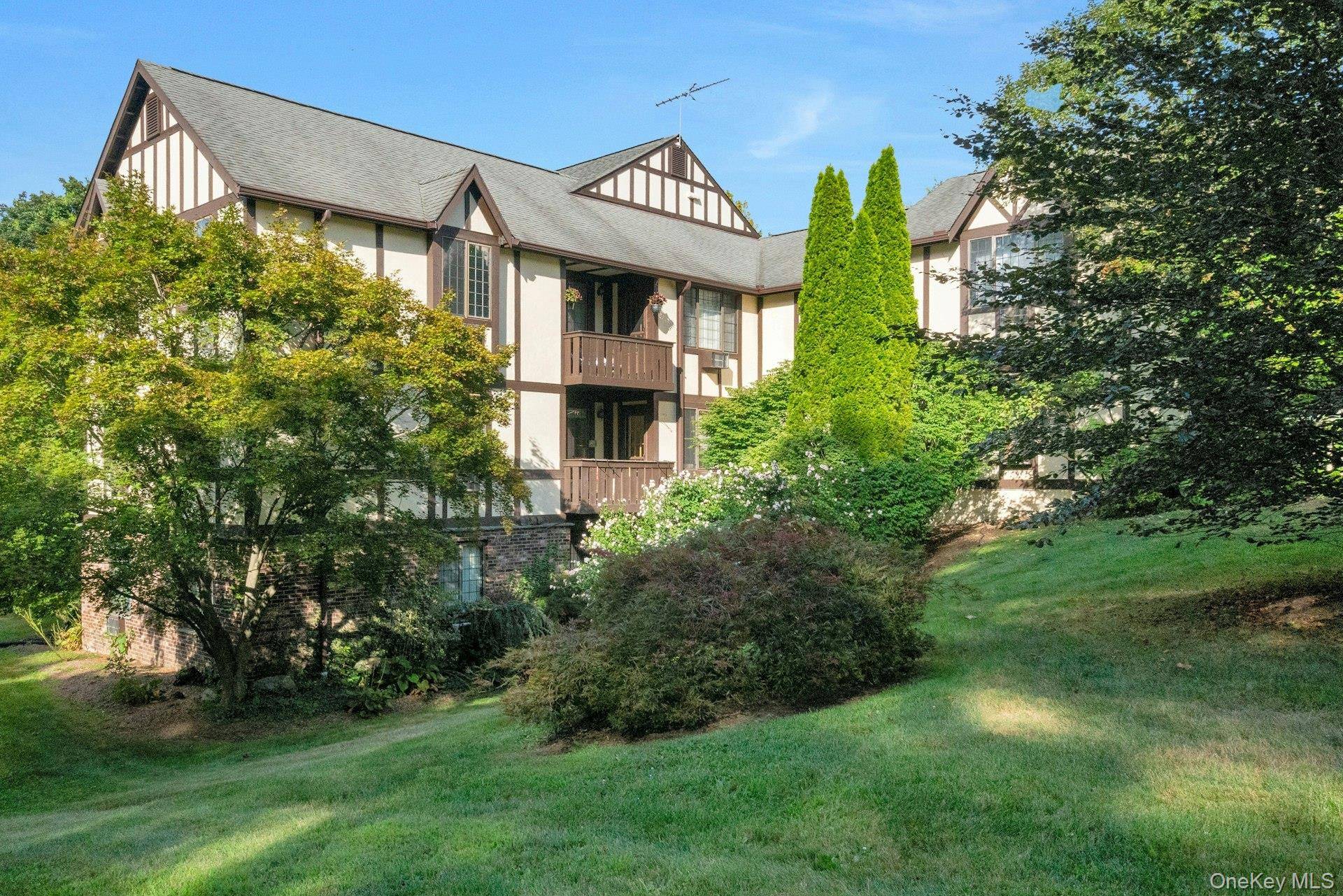 Pleasantville, NY 10570,60 Foxwood DR #2