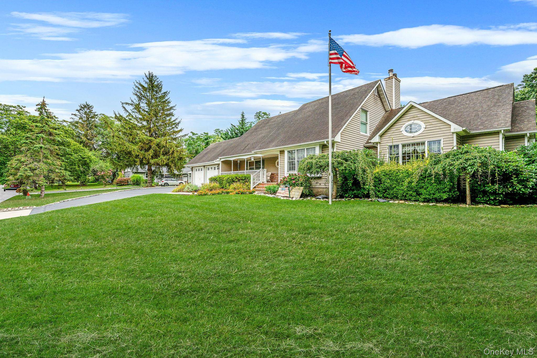 East Setauket, NY 11733,10 Spyglass LN