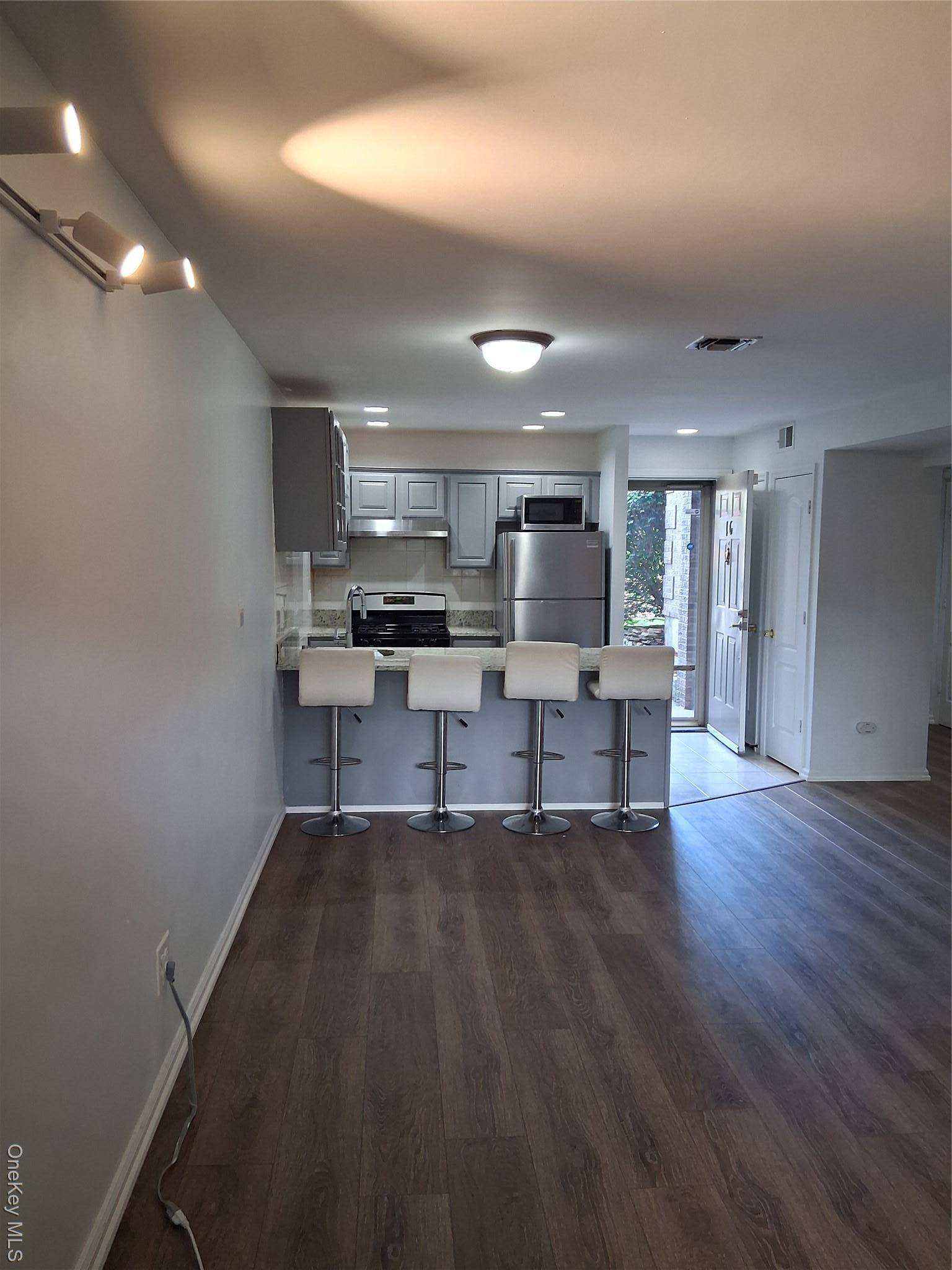 Bronx, NY 10465,200 Davis AVE #1C