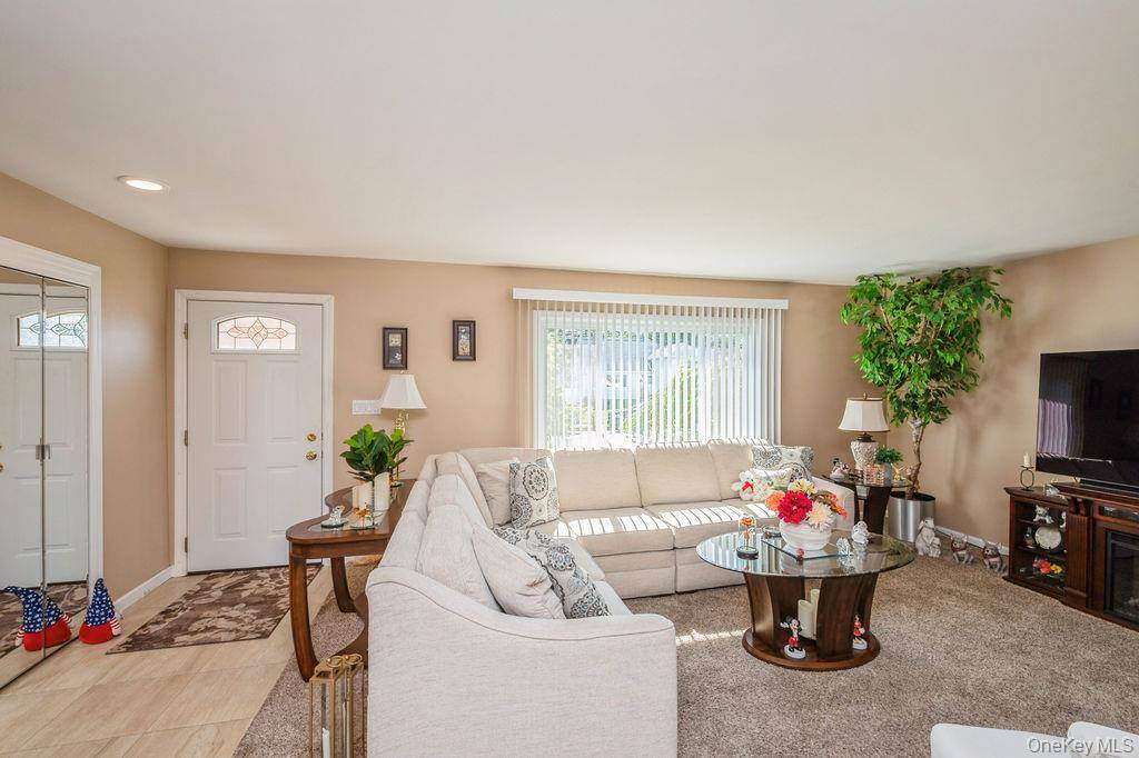 Massapequa, NY 11758,230 W End AVE