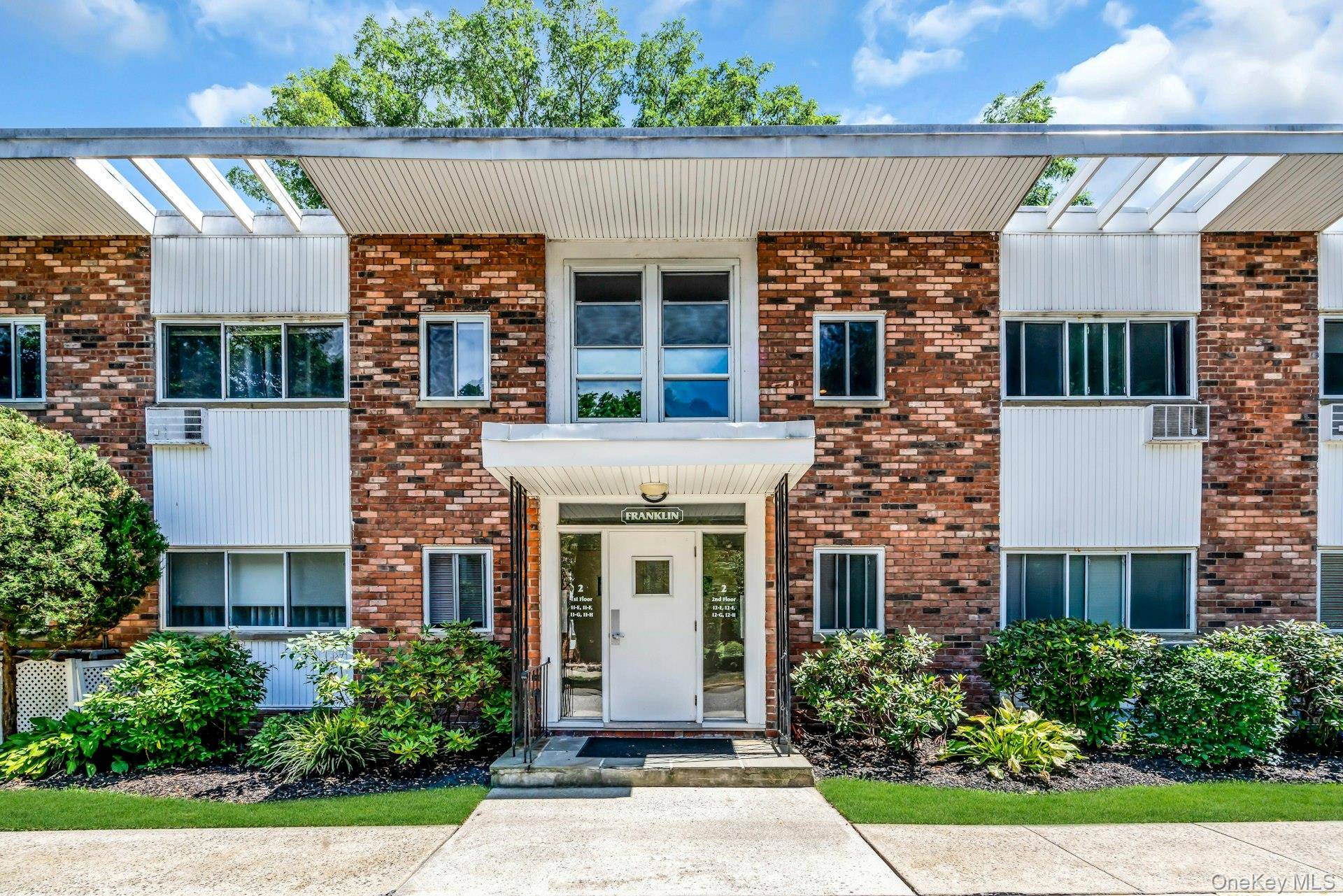 Oyster Bay, NY 11771,200 Lexington AVE #12H