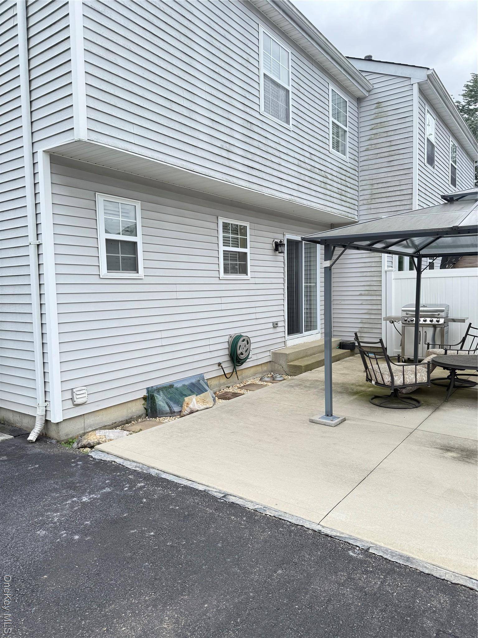 Central Islip, NY 11722,6 Walnut ST