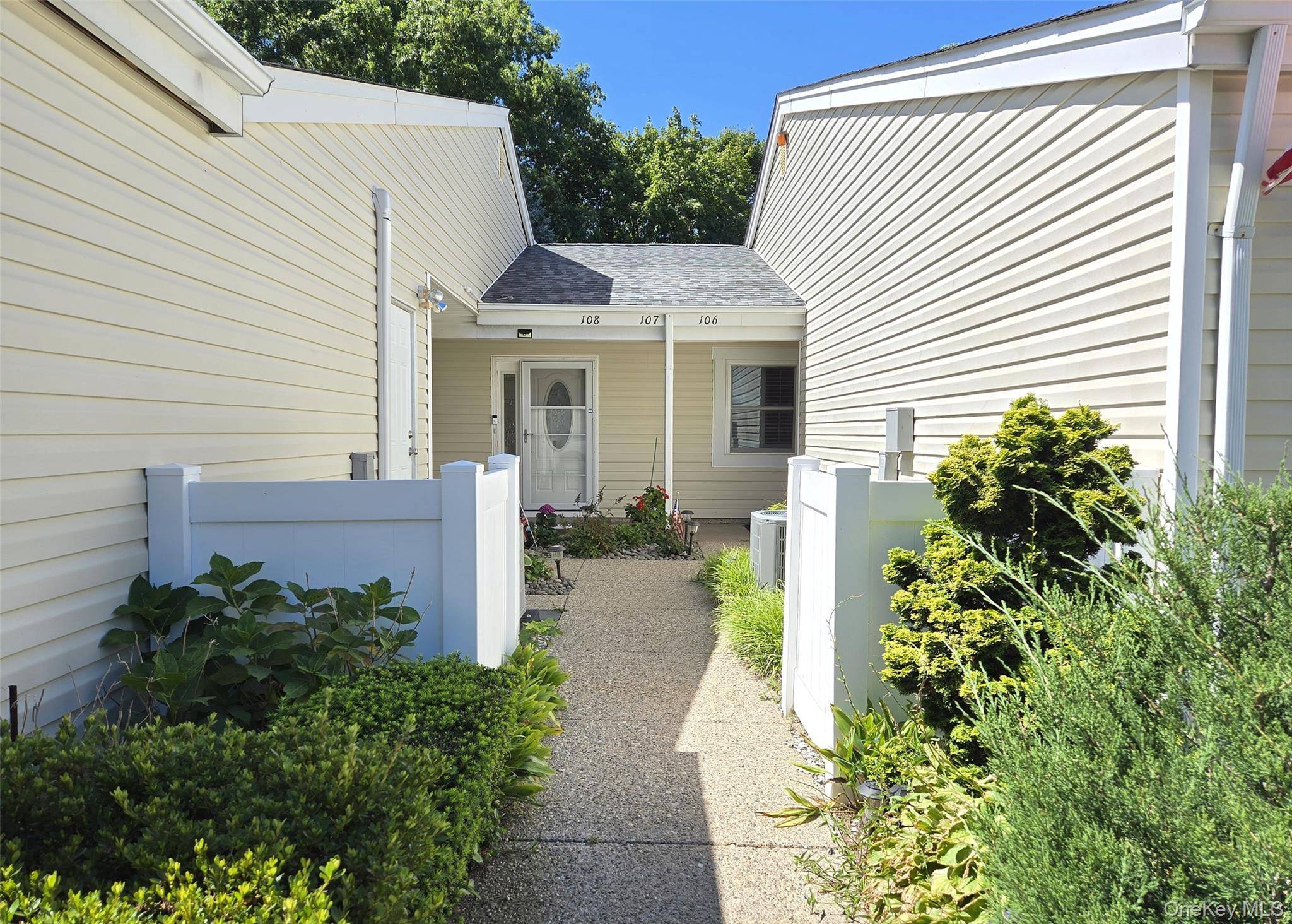 Saint James, NY 11780,106 Cabot CT #106