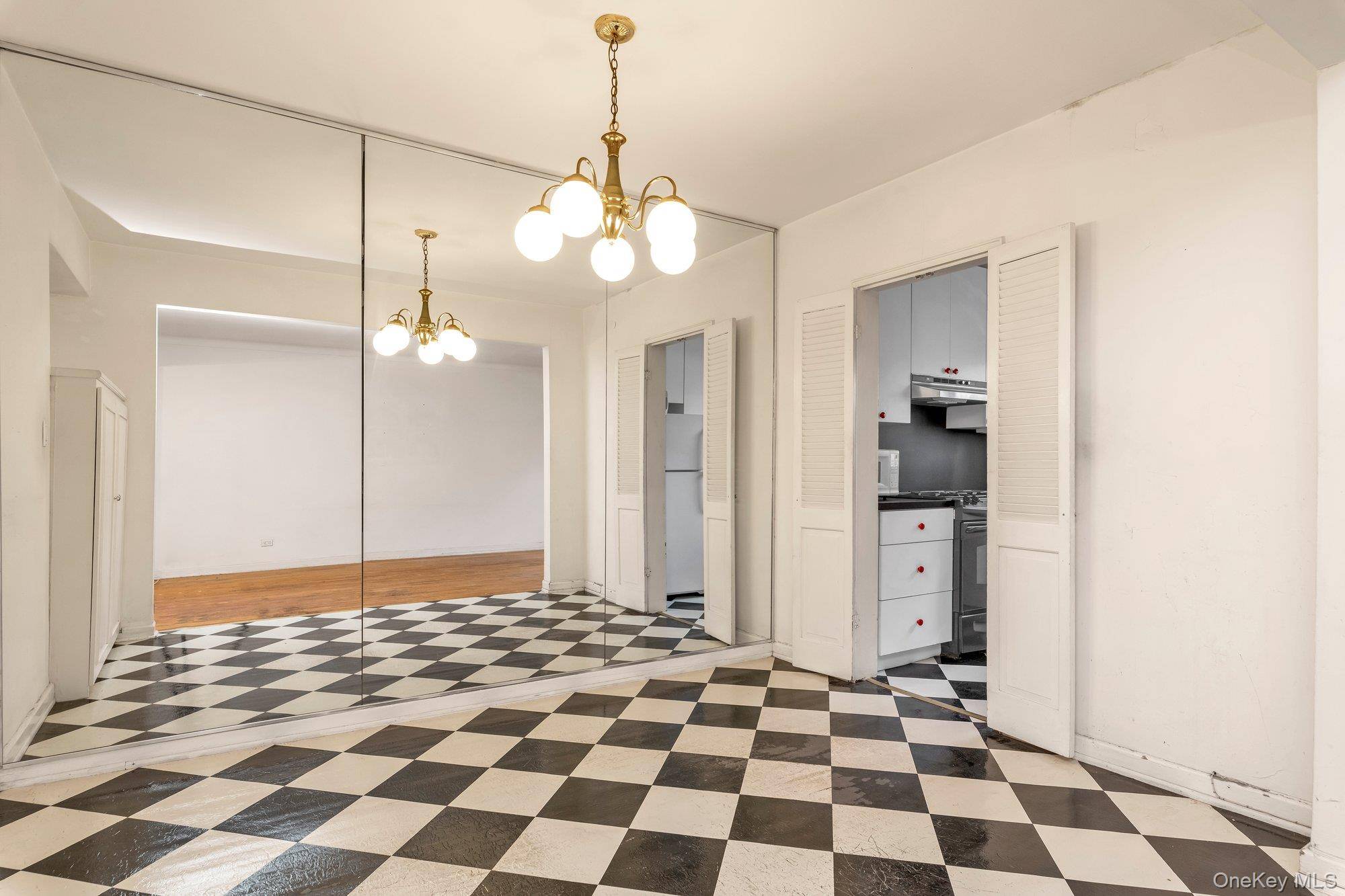 Forest Hills, NY 11375,68-61 Yellowstone BLVD #519