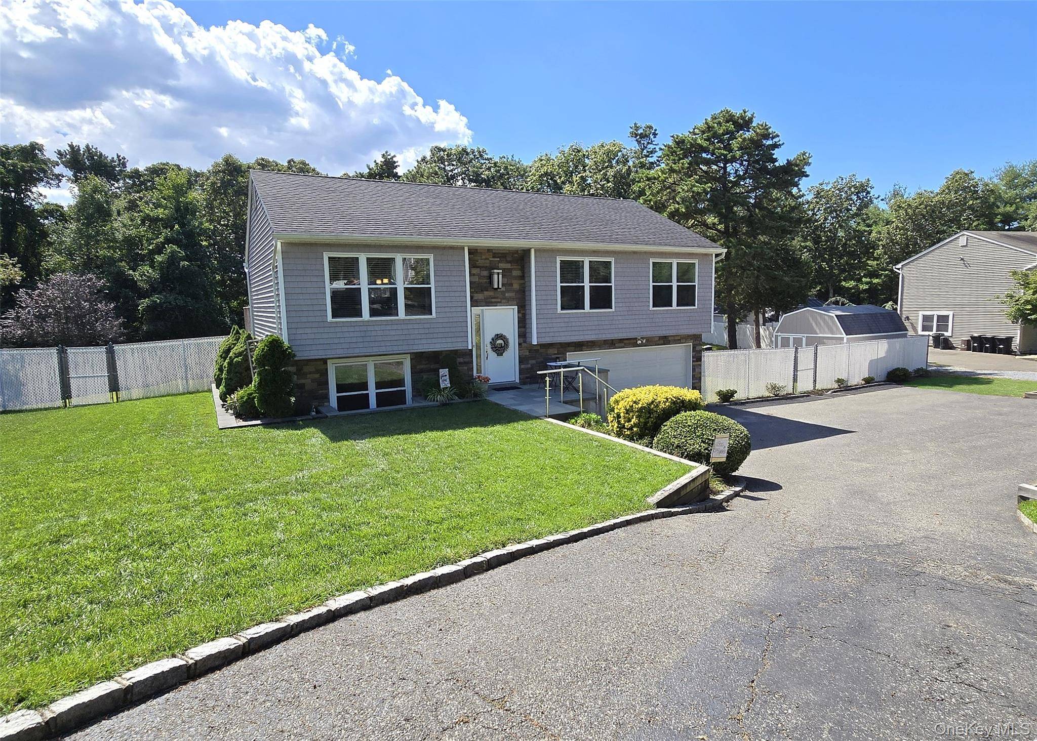 Middle Island, NY 11953,8 Heather CT