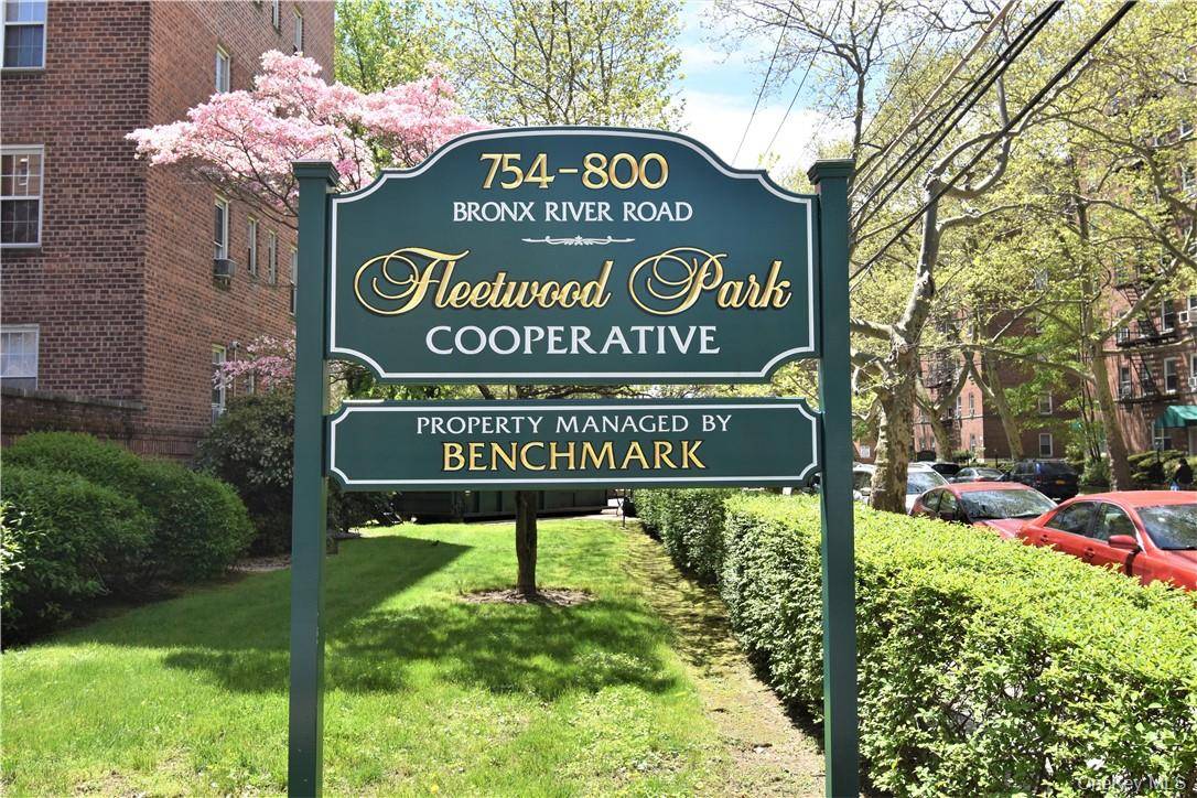 Bronxville, NY 10708,796 Bronx River RD #B38