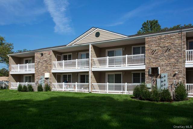 Middle Island, NY 11953,304 Tudor LN #304