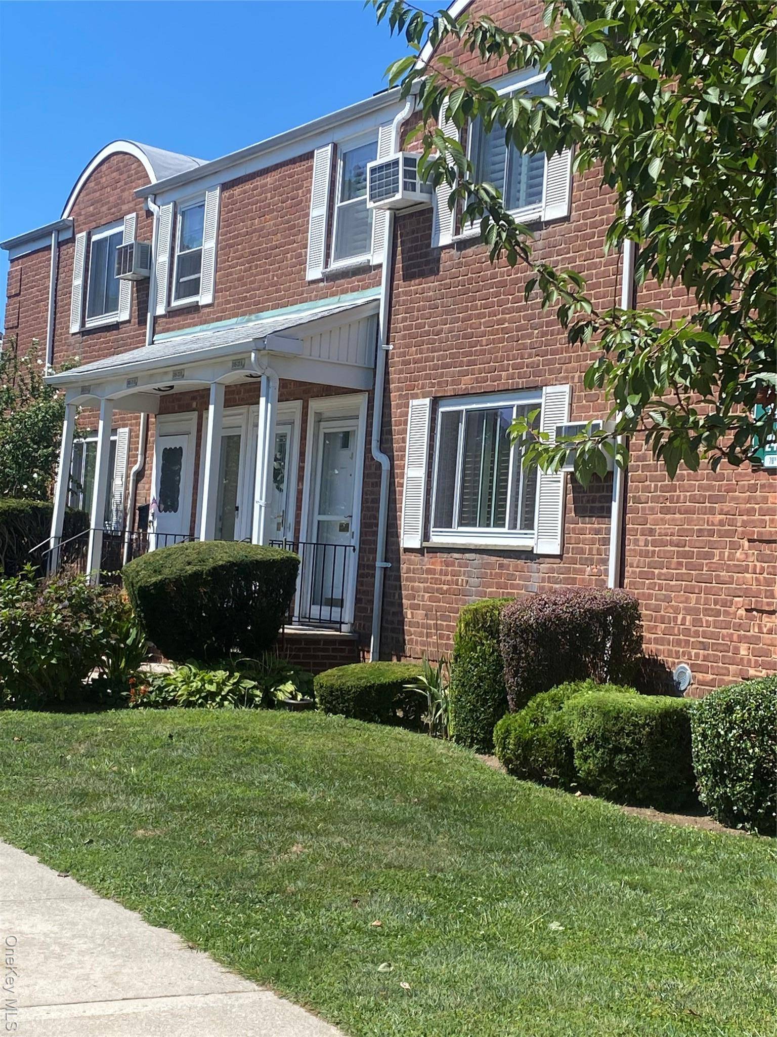 Glen Oaks, NY 11426,245-31B 76th AVE #31B