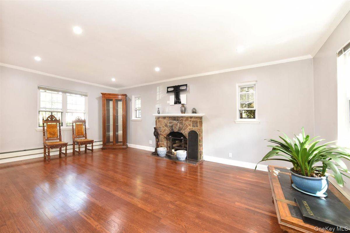 Briarwood, NY 11435,139-30 Coolidge AVE