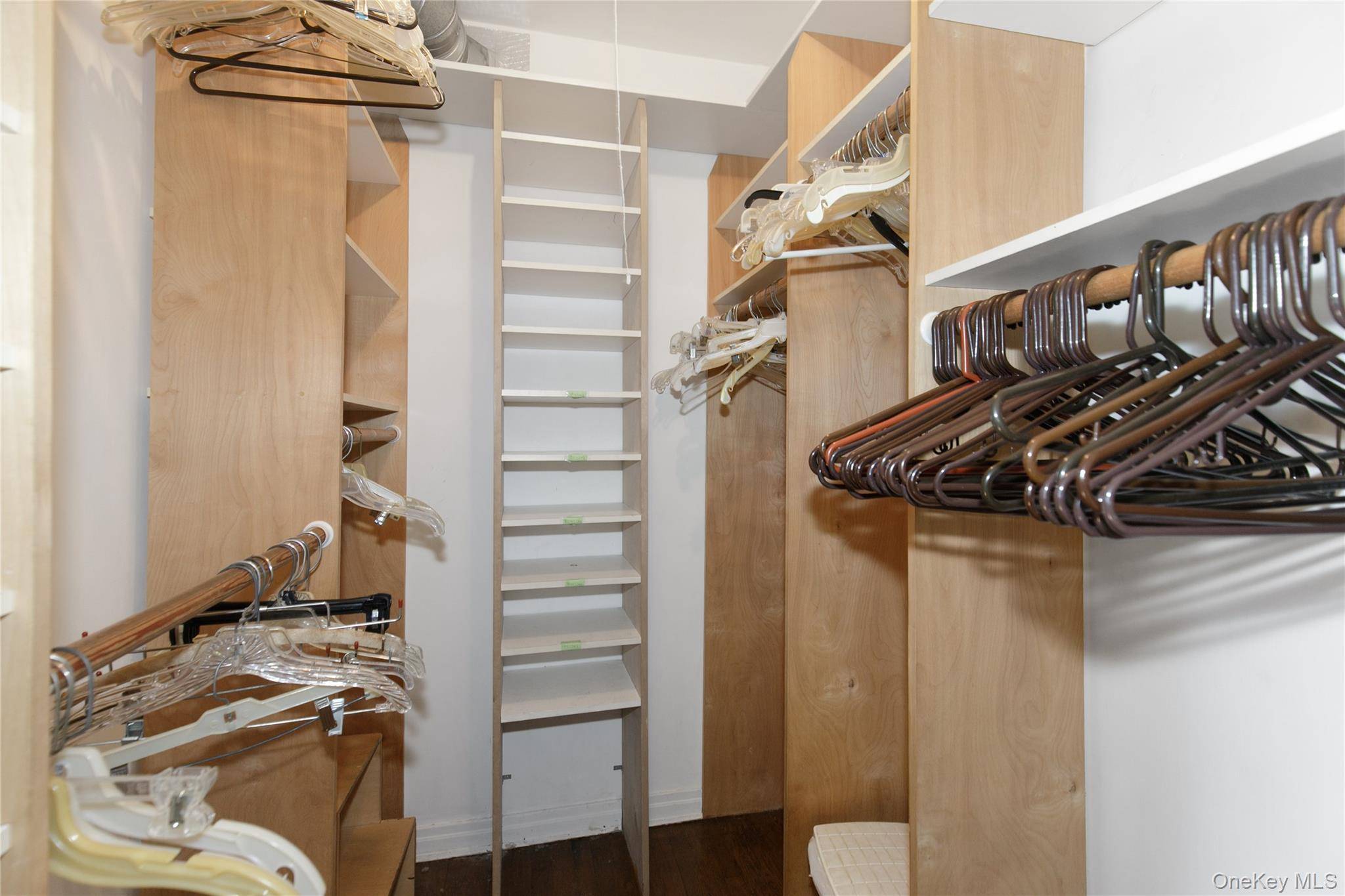 Port Washington, NY 11050,13 Linda RD