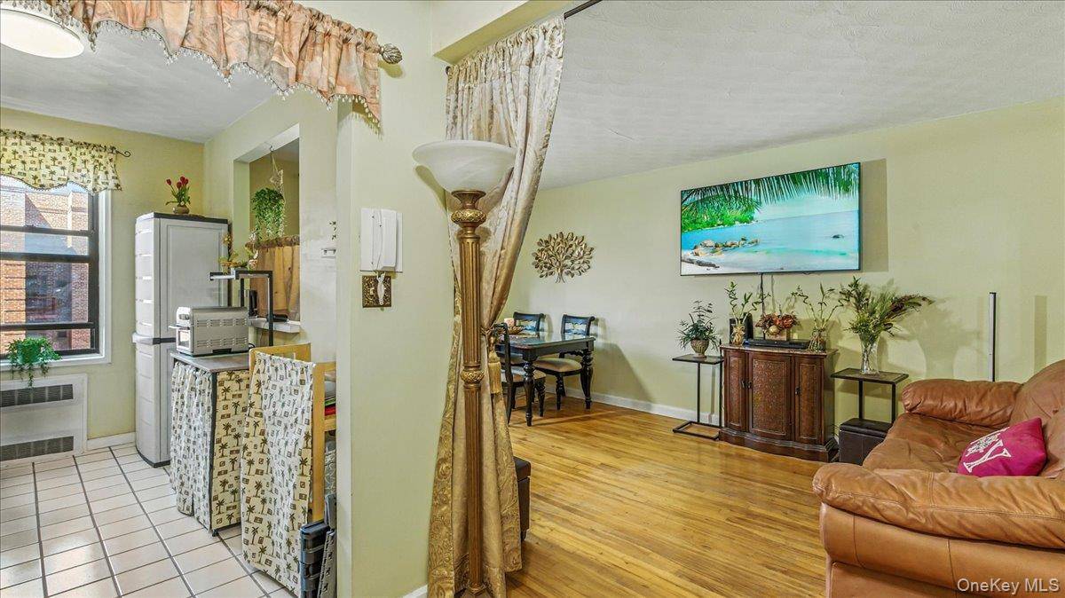 Jackson Heights, NY 11372,88-10 34Th Avenue #5C