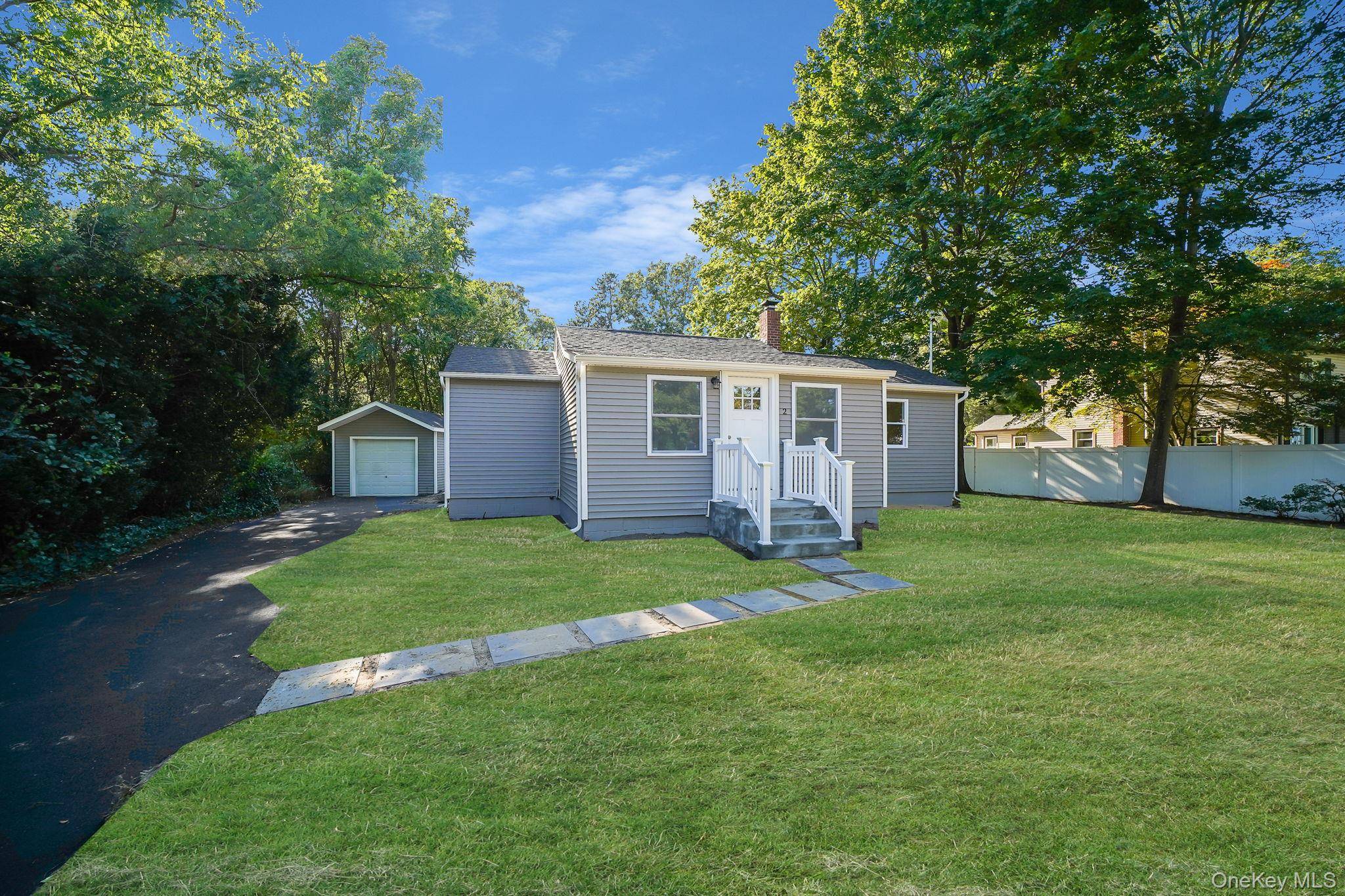 Coram, NY 11727,2 Myrtle LN