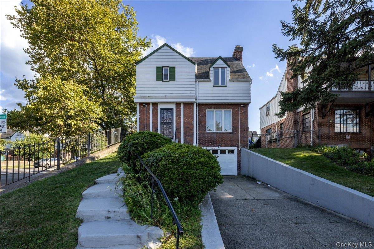 Briarwood, NY 11435,141-32 Grand Central Pkwy