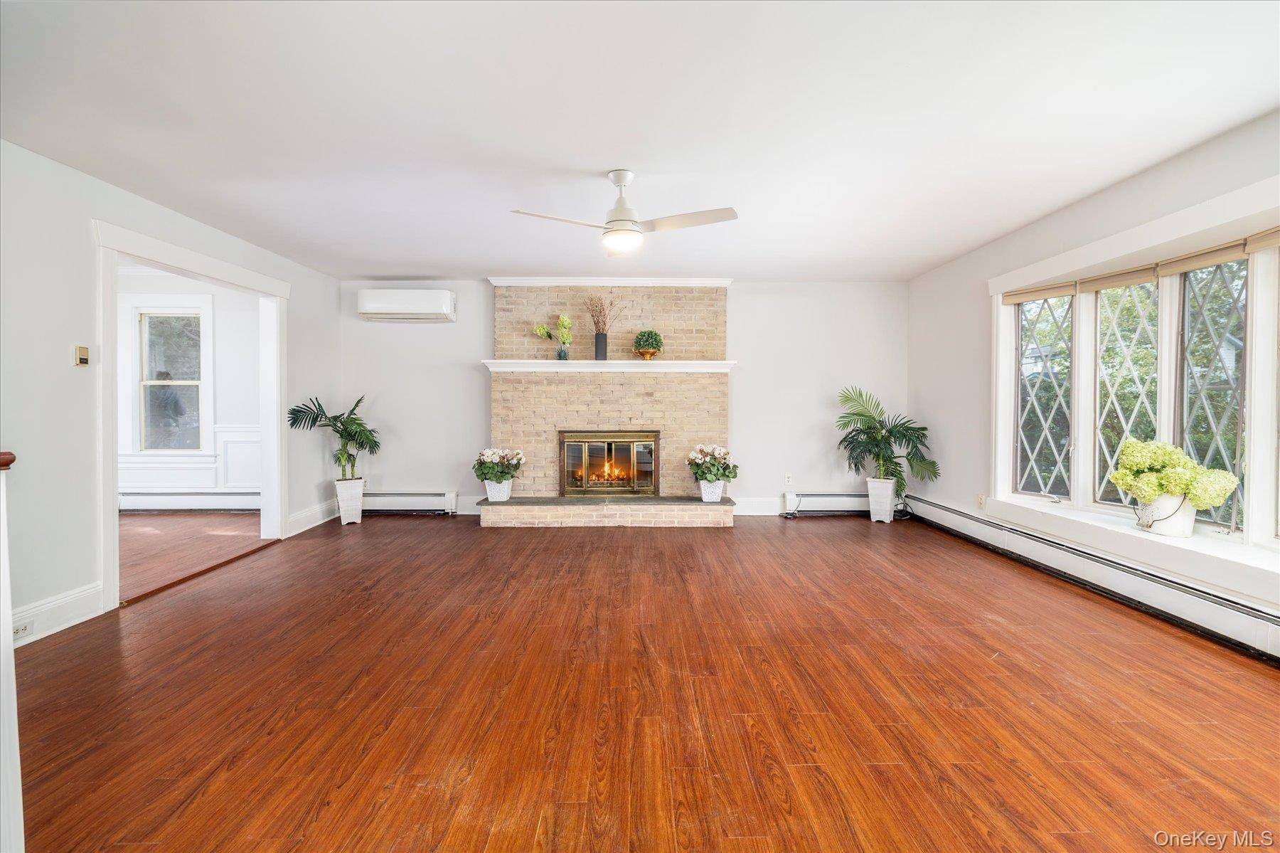 Lynbrook, NY 11563,82 Robertson RD