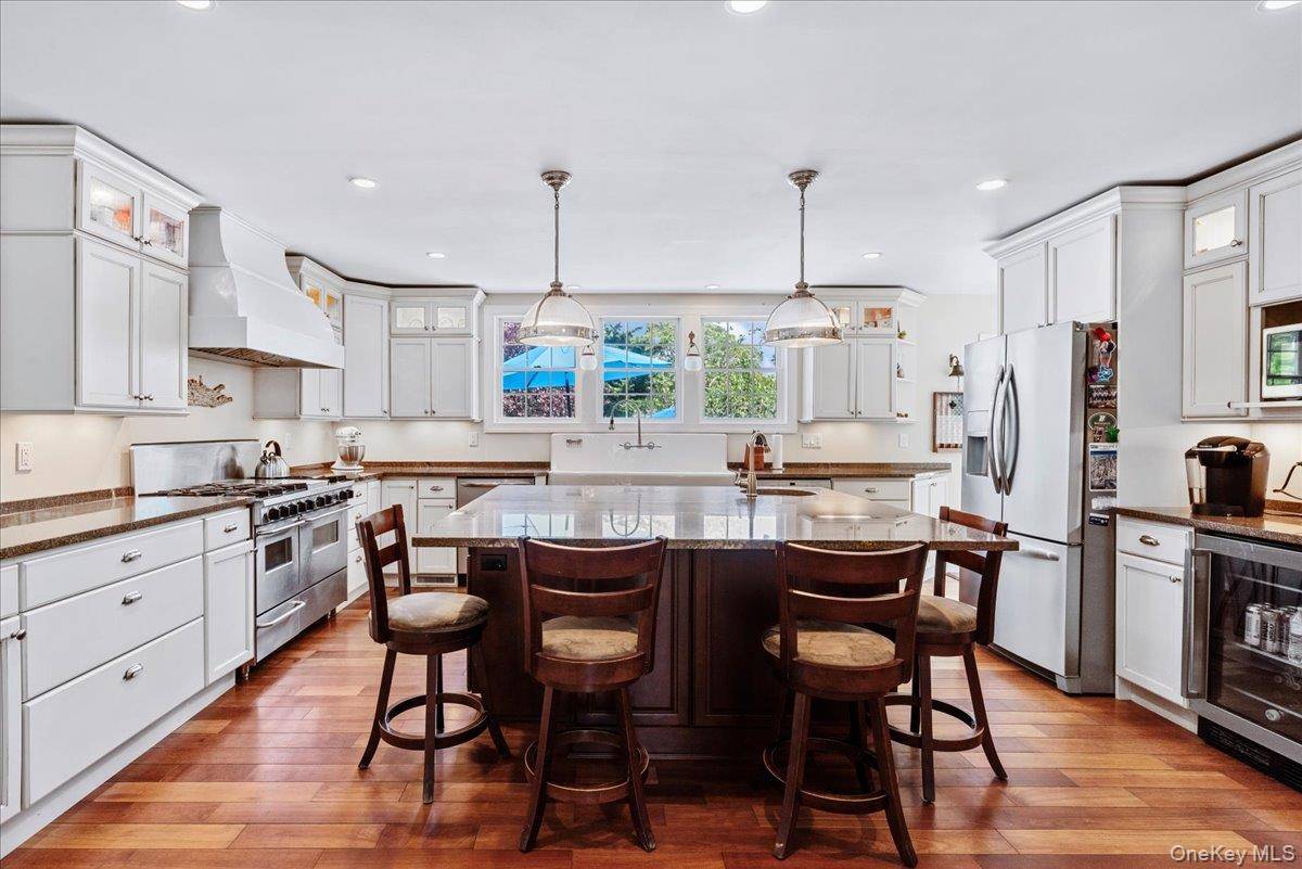 Hampton Bays, NY 11946,15 Oak LN