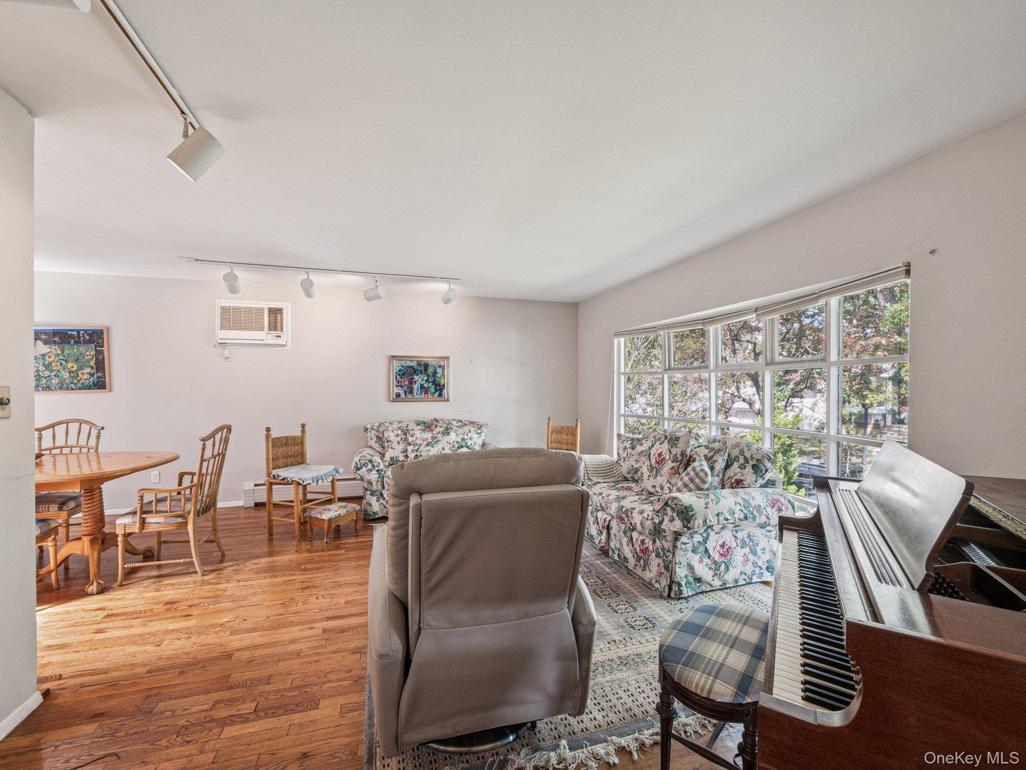 North Woodmere, NY 11581,563 Hook ST