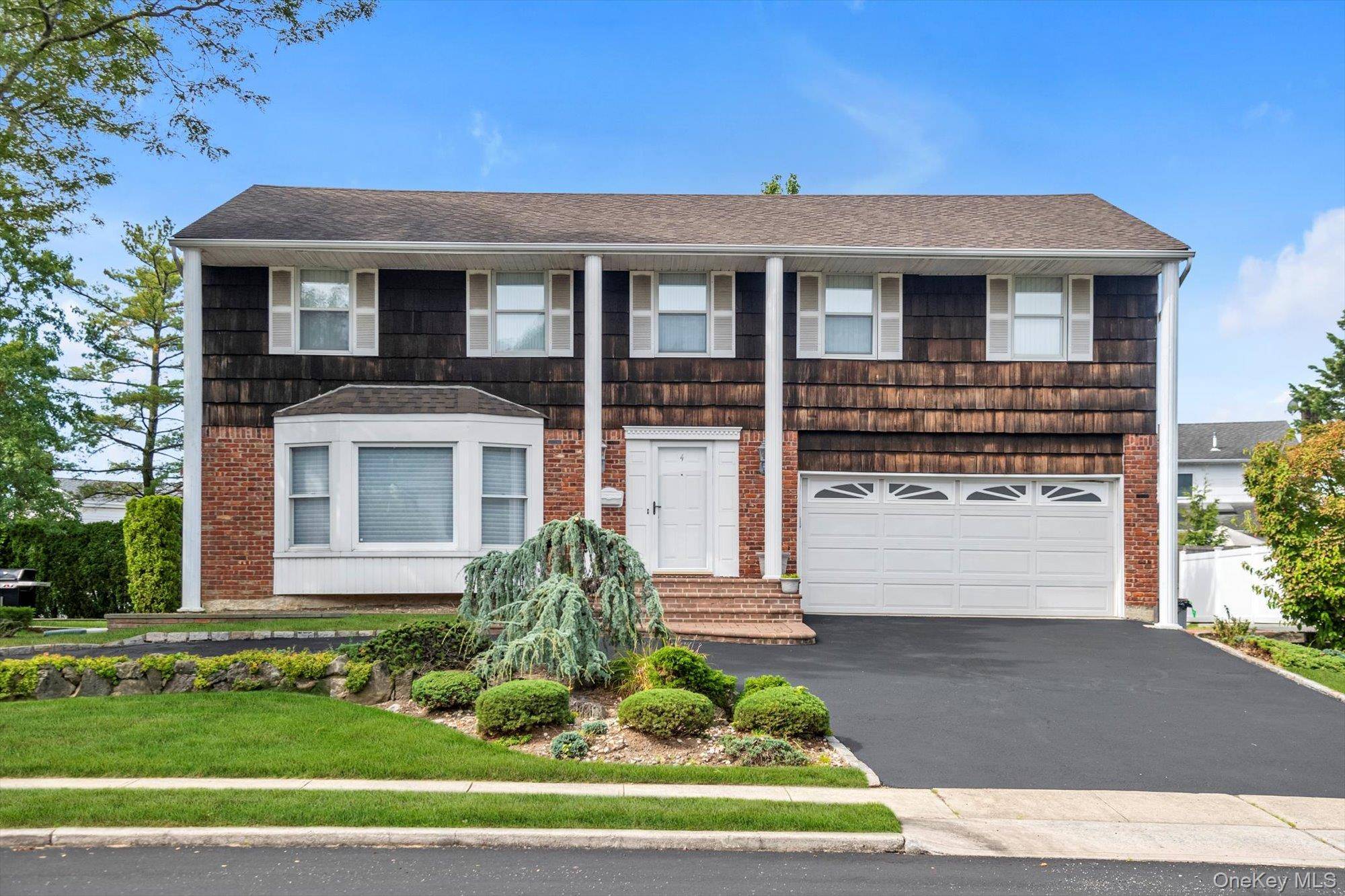 Roslyn, NY 11576,4 Carriage RD