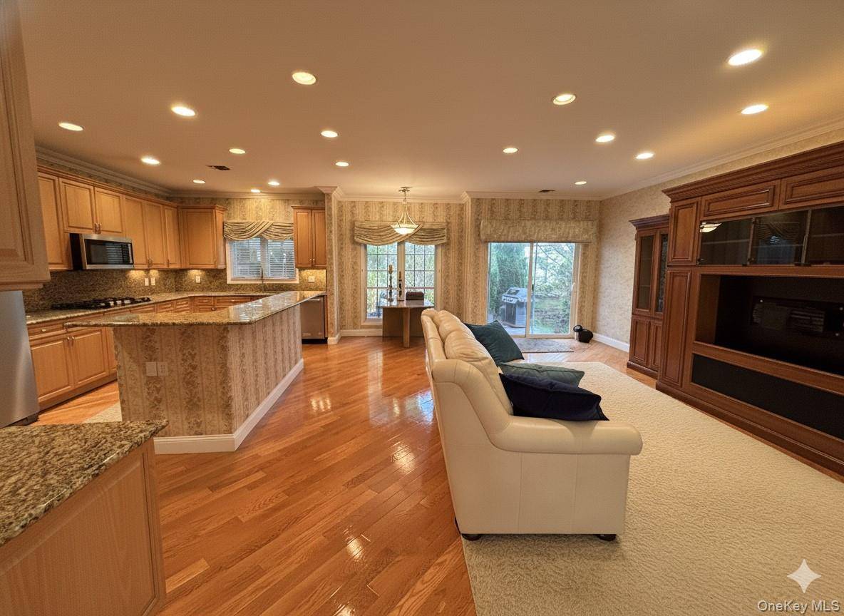 Plainview, NY 11803,18 Hamlet DR