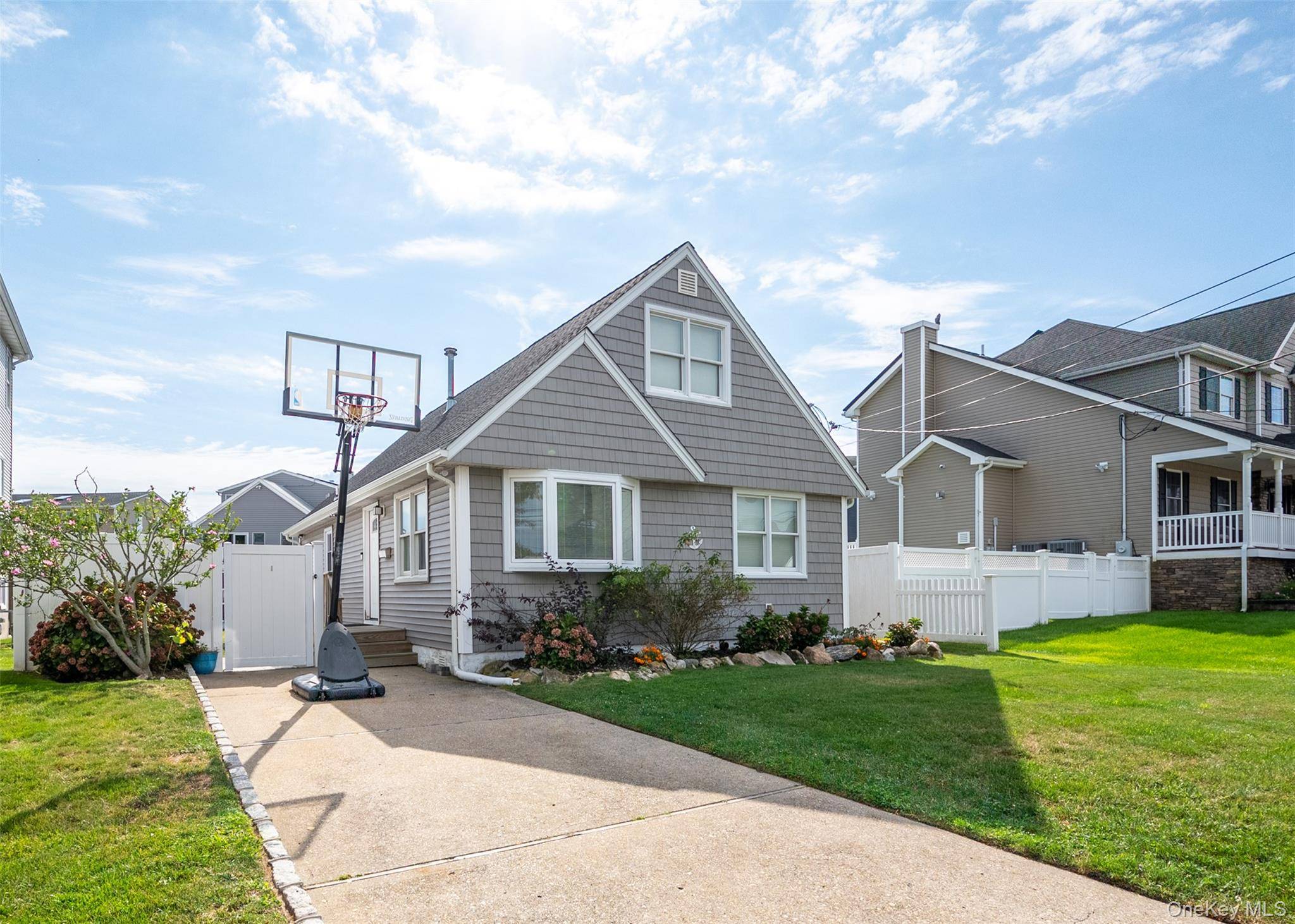 Babylon, NY 11702,437 Little East Neck RD