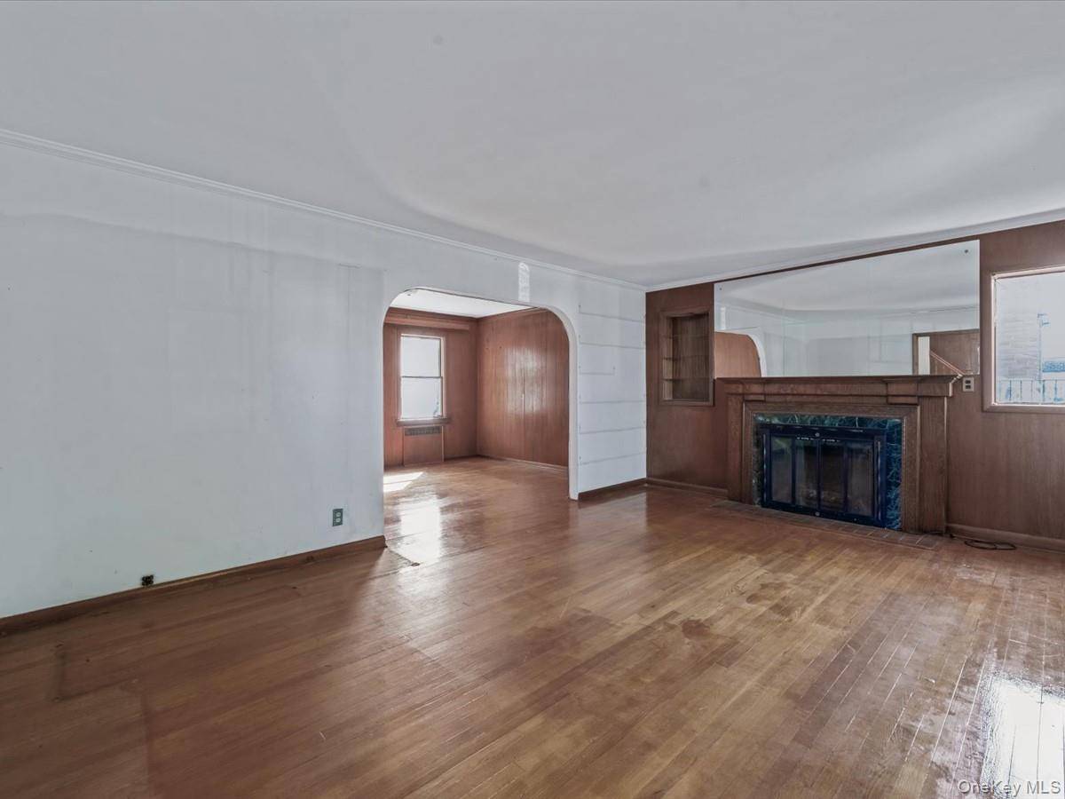 Floral Park, NY 11001,85-65 262nd ST