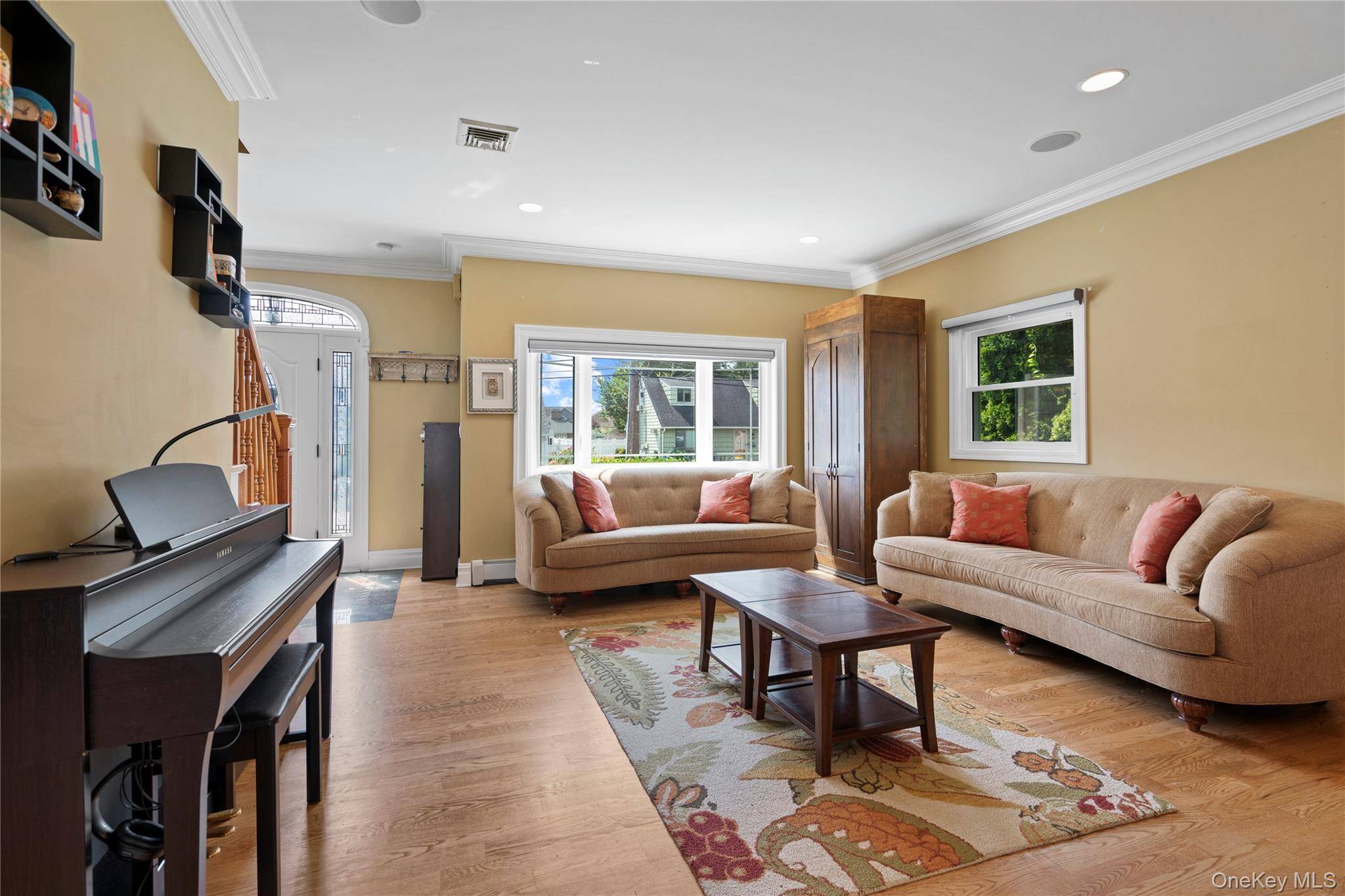 Plainview, NY 11803,15 Cedar DR