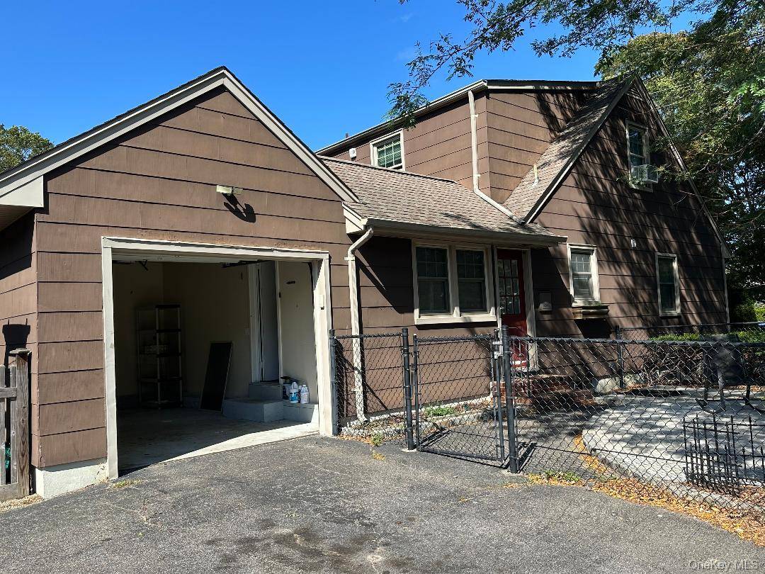 Bay Shore, NY 11706,611 Asharoken BLVD