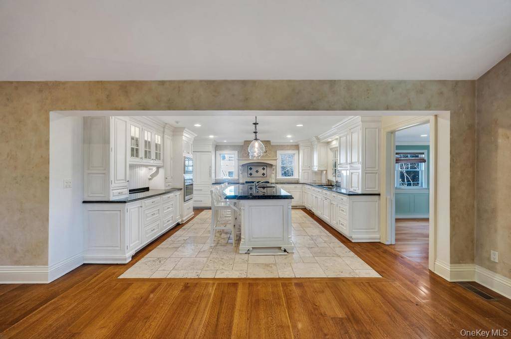 Great Neck, NY 11020,3 School House LN