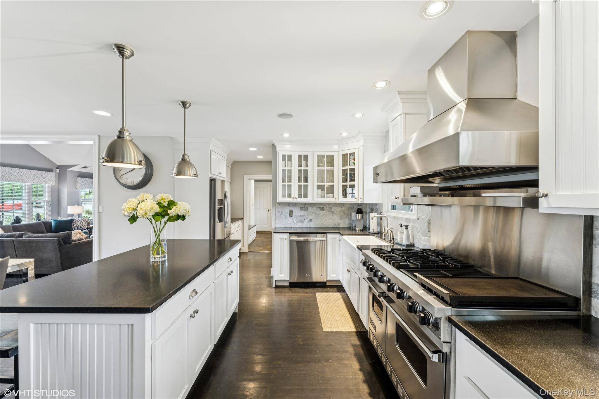 East Hills, NY 11576,15 Flamingo RD