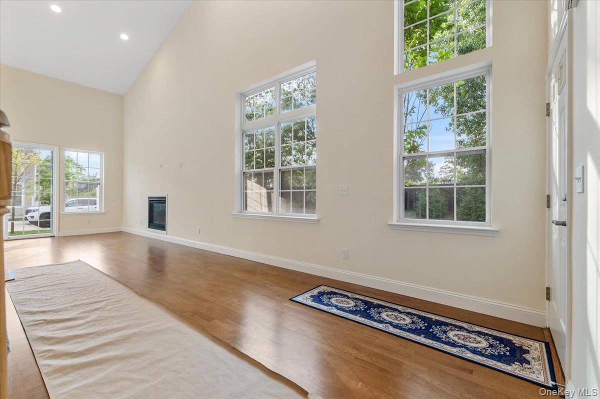 Dix Hills, NY 11746,21 Steven CIR #21