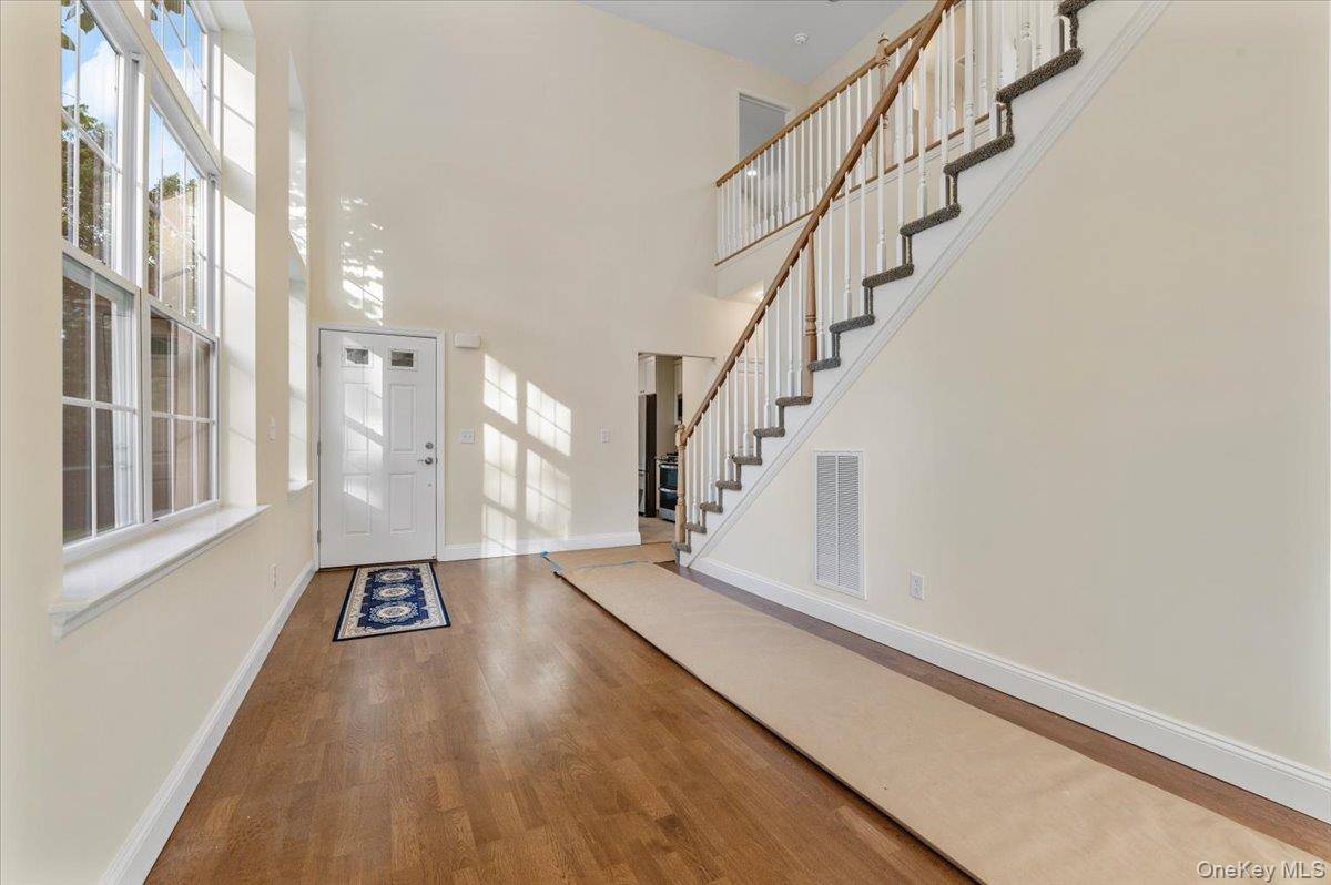 Dix Hills, NY 11746,21 Steven CIR #21