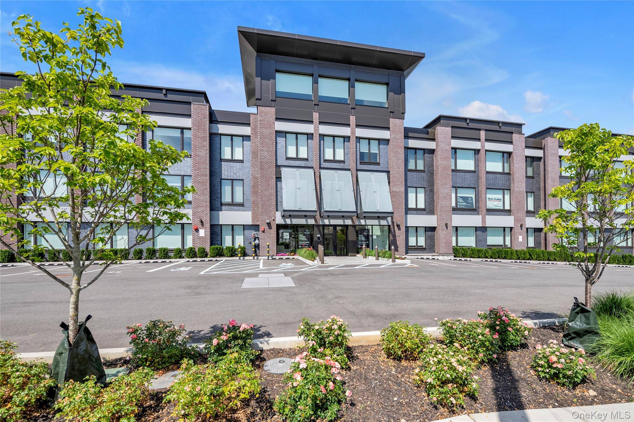 Great Neck, NY 11021,218 Middle Neck RD #206