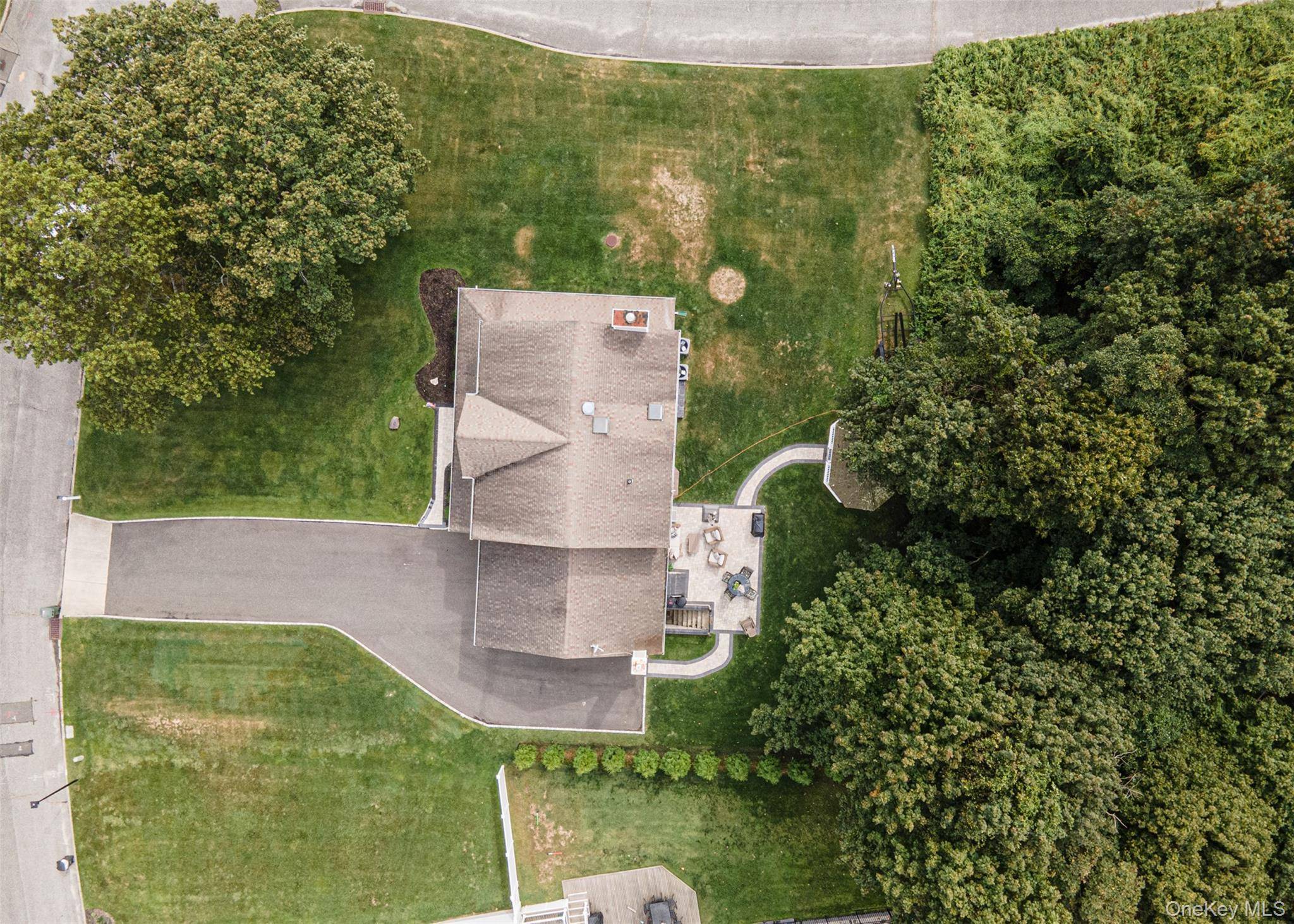 East Patchogue, NY 11772,2 Moor LN