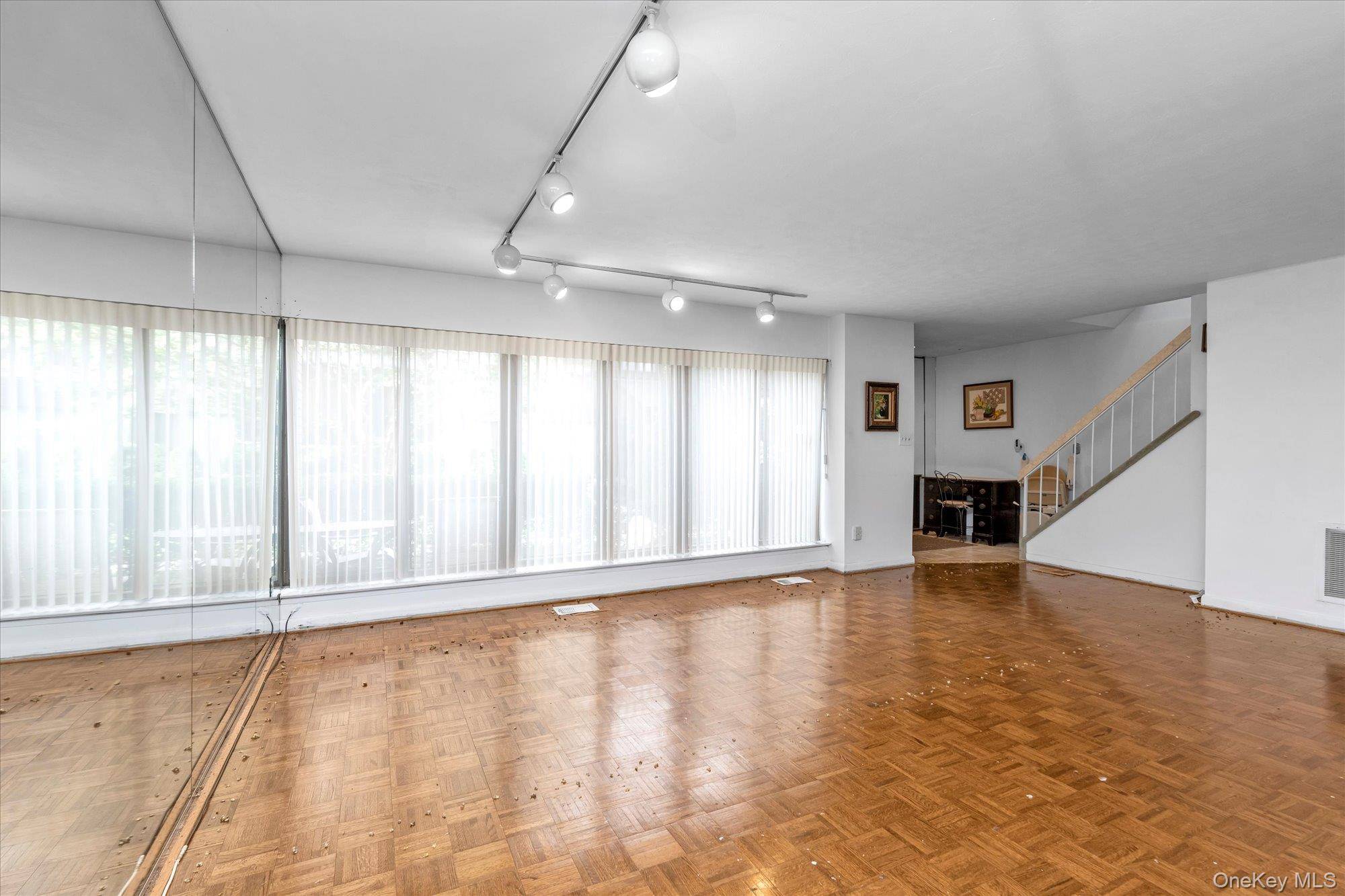 Roslyn, NY 11576,28 Spring HOLW