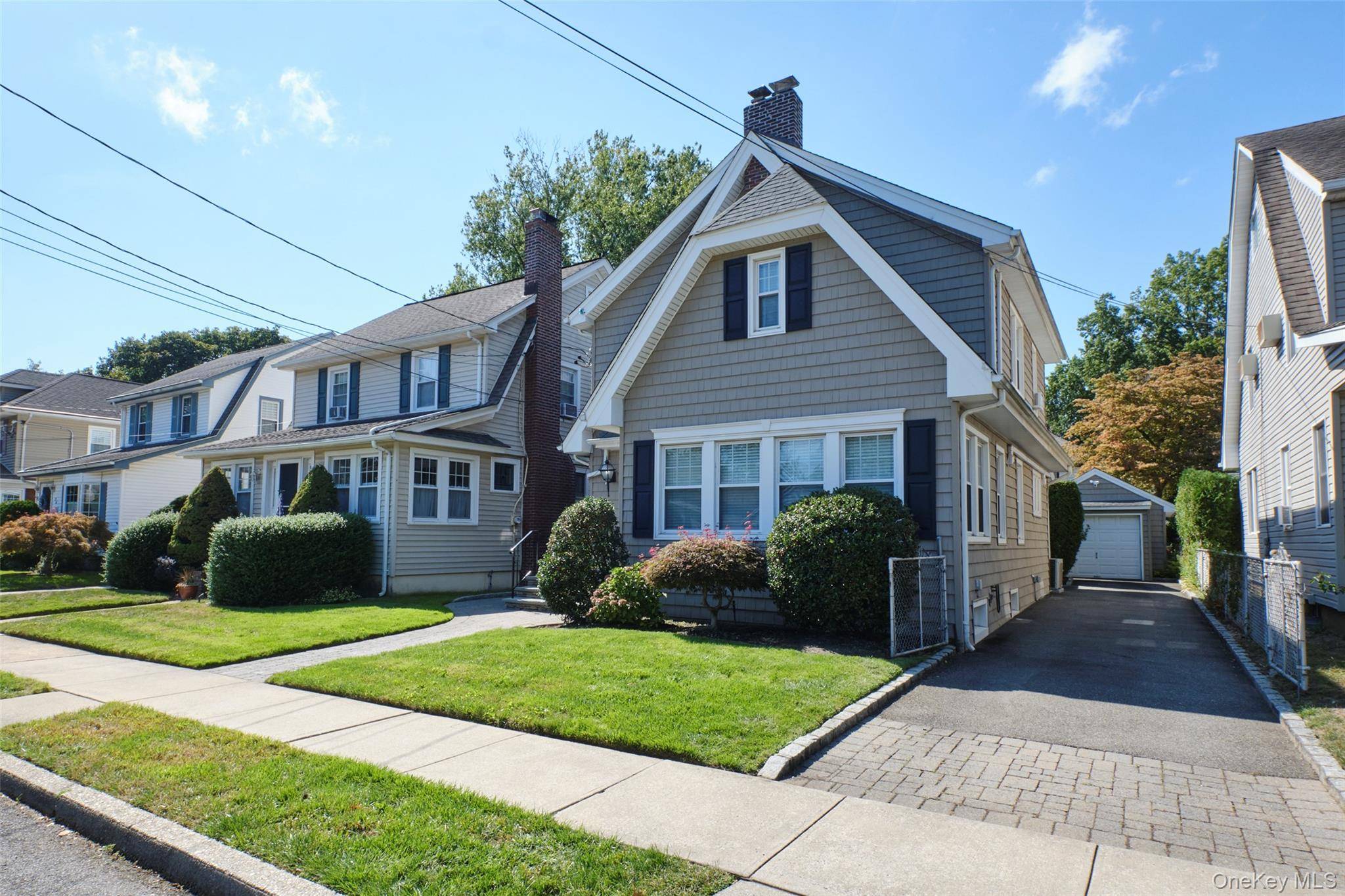 Floral Park, NY 11001,20 Geranium AVE