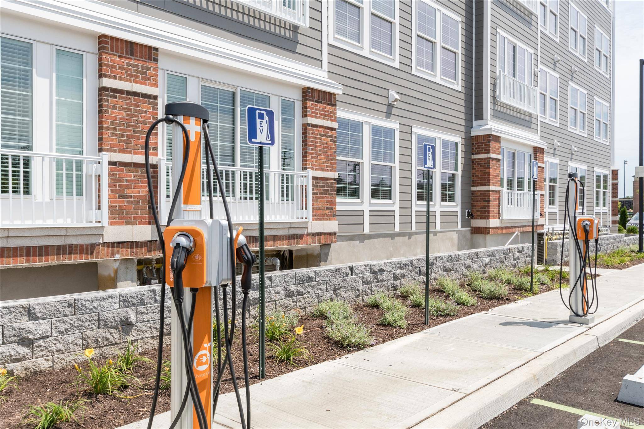 Lindenhurst, NY 11757,75 E Hoffman AVE #1013