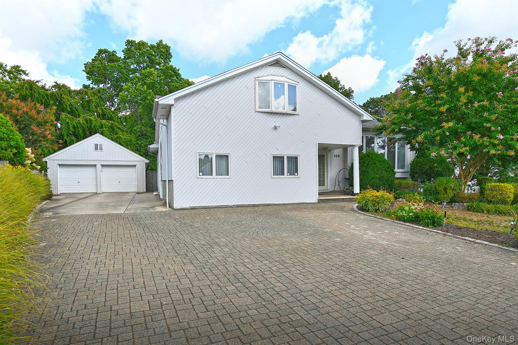 Plainview, NY 11803,105 Roxton RD