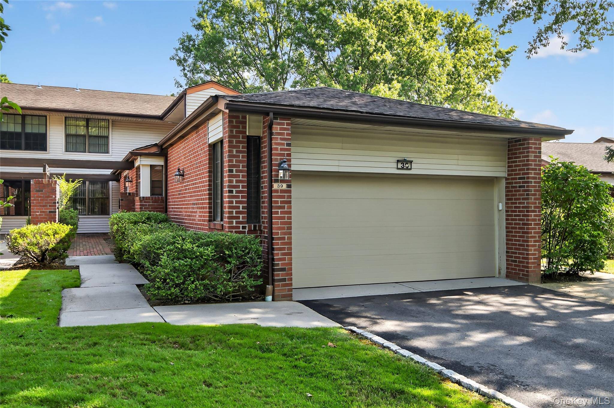 Manhasset, NY 11030,39 Bluebird Hill CT