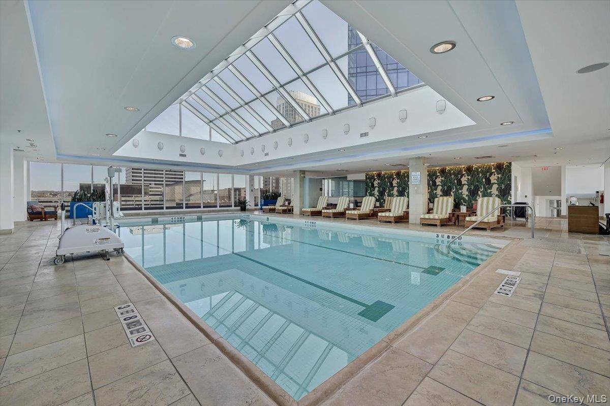 White Plains, NY 10601,5 Renaissance SQ #17C