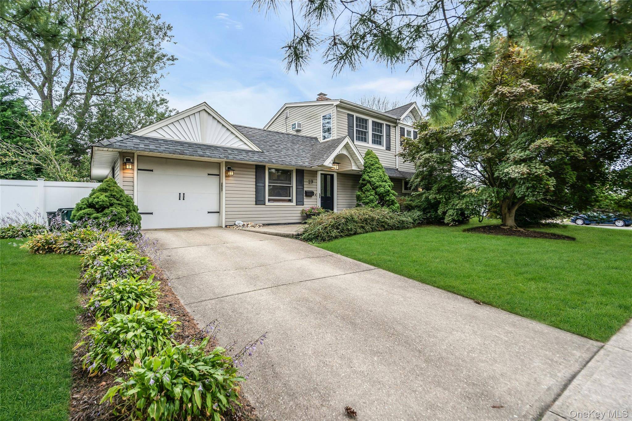 Westbury, NY 11590,29 Crystal LN