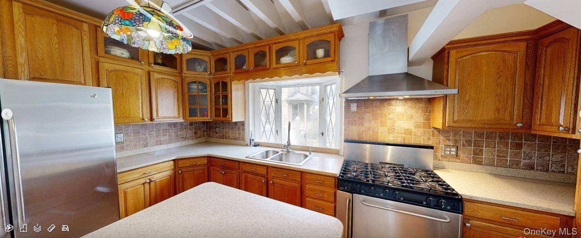 Richmond Hill, NY 11418,85-32 116 ST