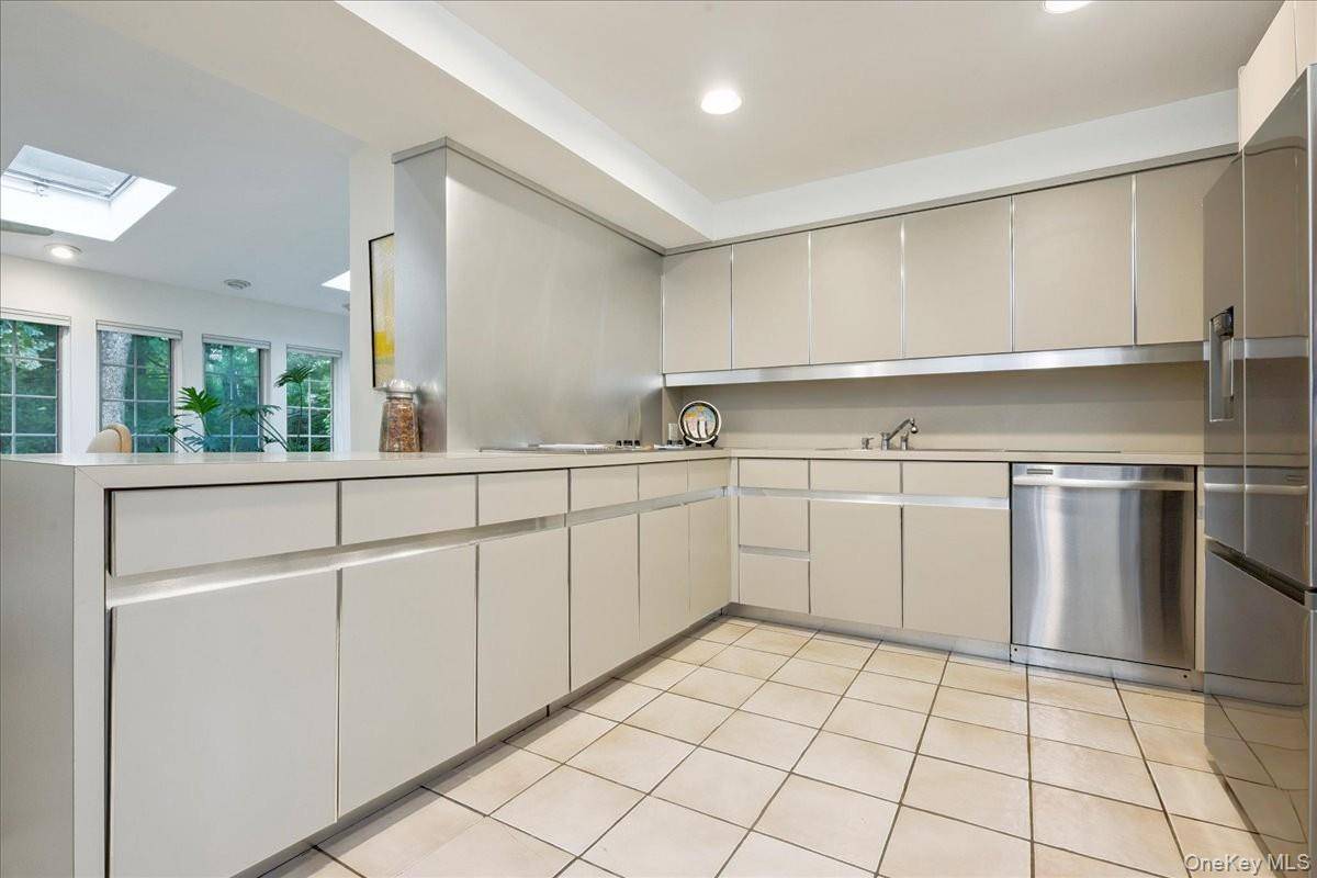 East Hills, NY 11577,9 Circle LN