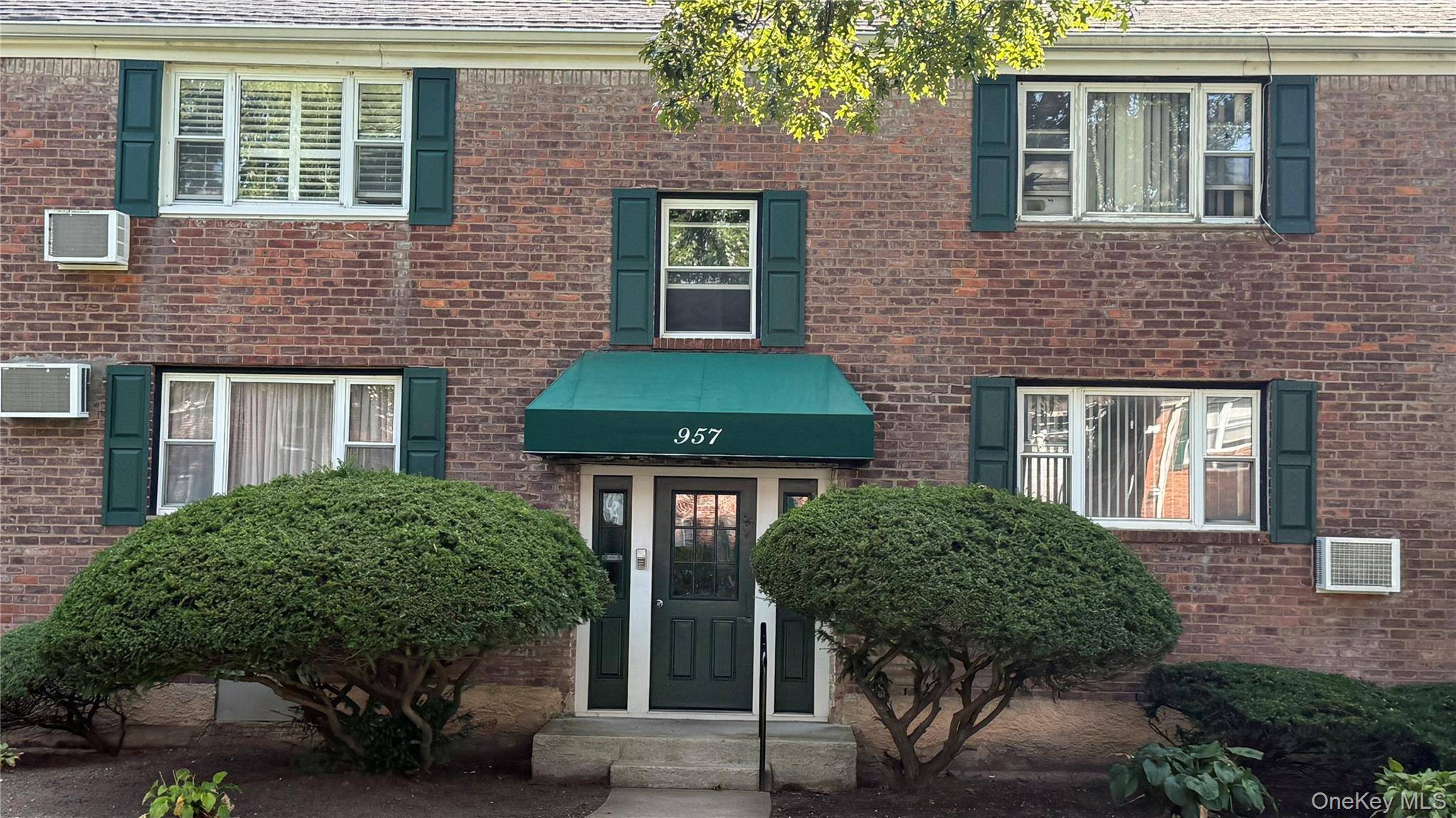 North Valley Stream, NY 11580,957 Fenwood DR #3