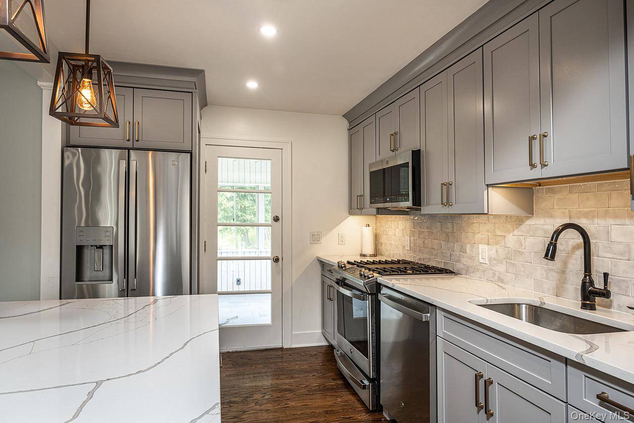 Poughkeepsie, NY 12601,72 Cardinal DR