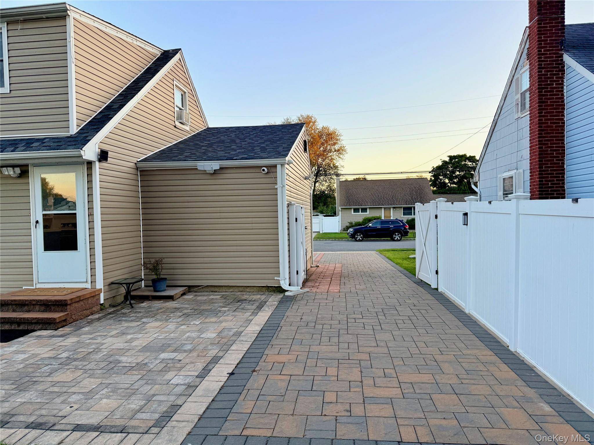 North Babylon, NY 11703,27 Central AVE