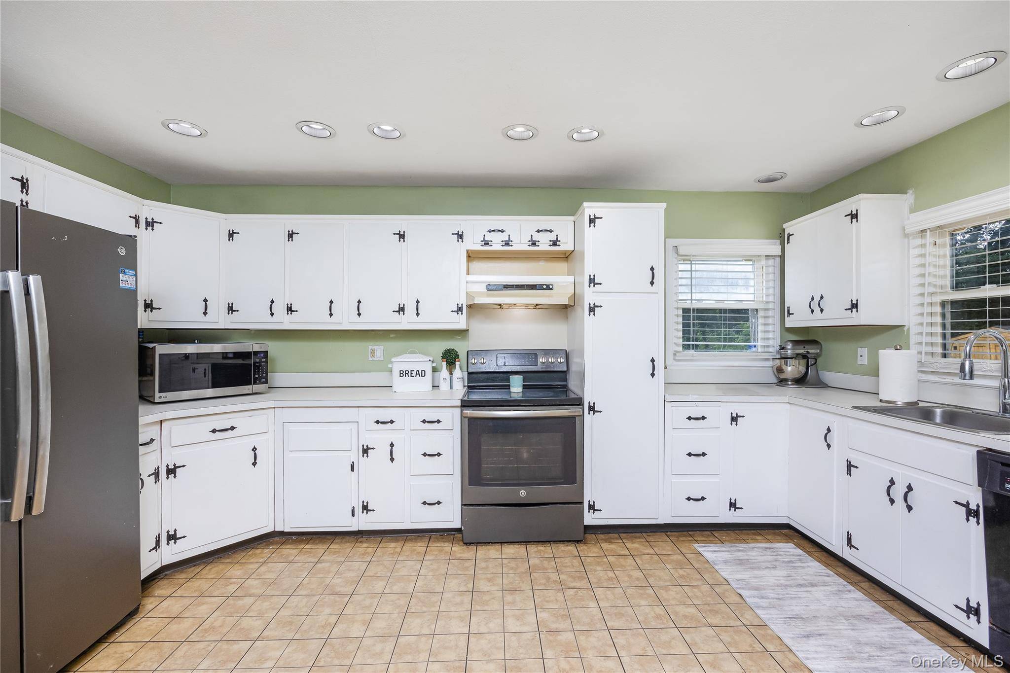 Ronkonkoma, NY 11770,231 Shelter RD