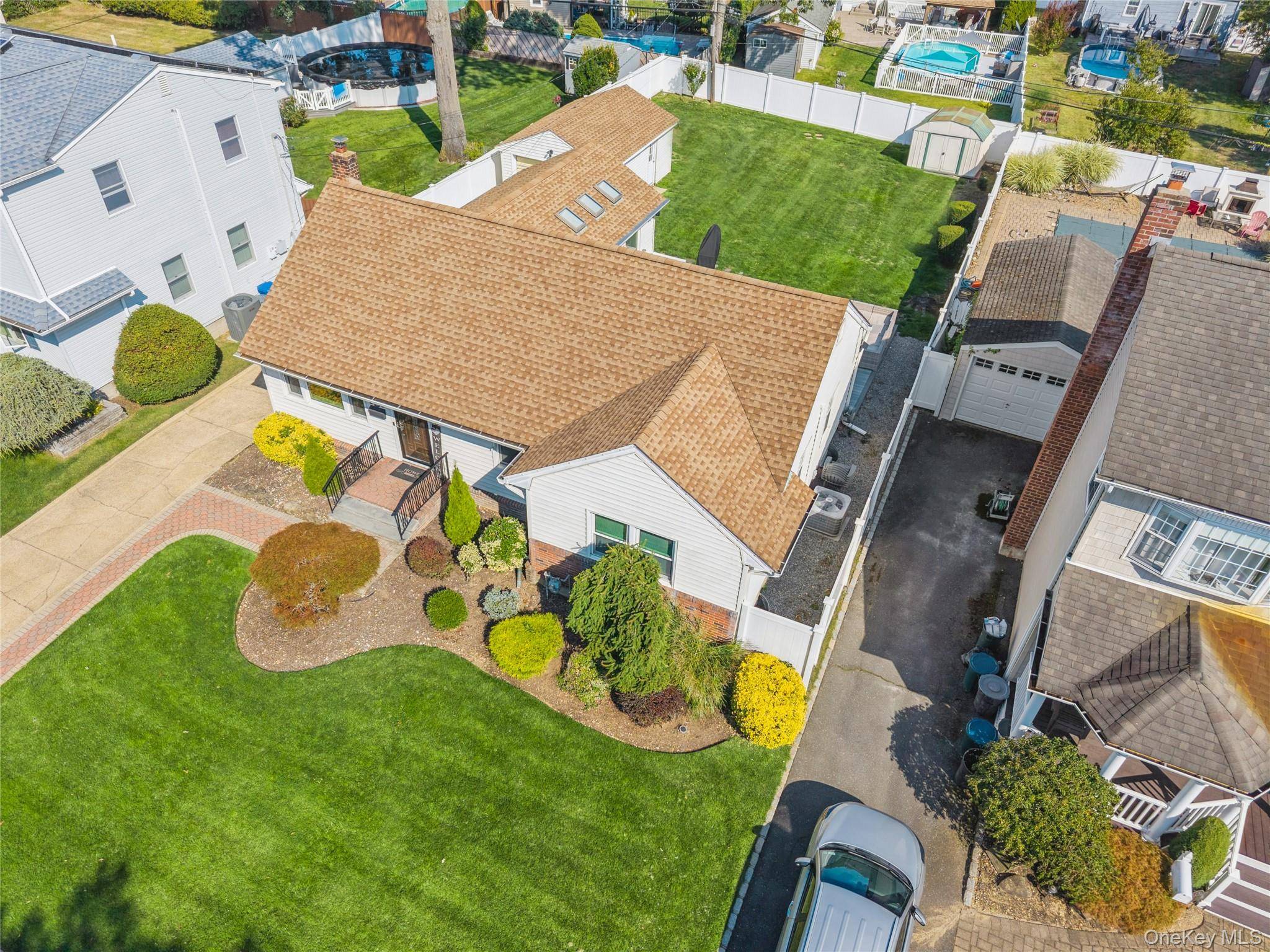 Wantagh, NY 11793,875 Woodside DR