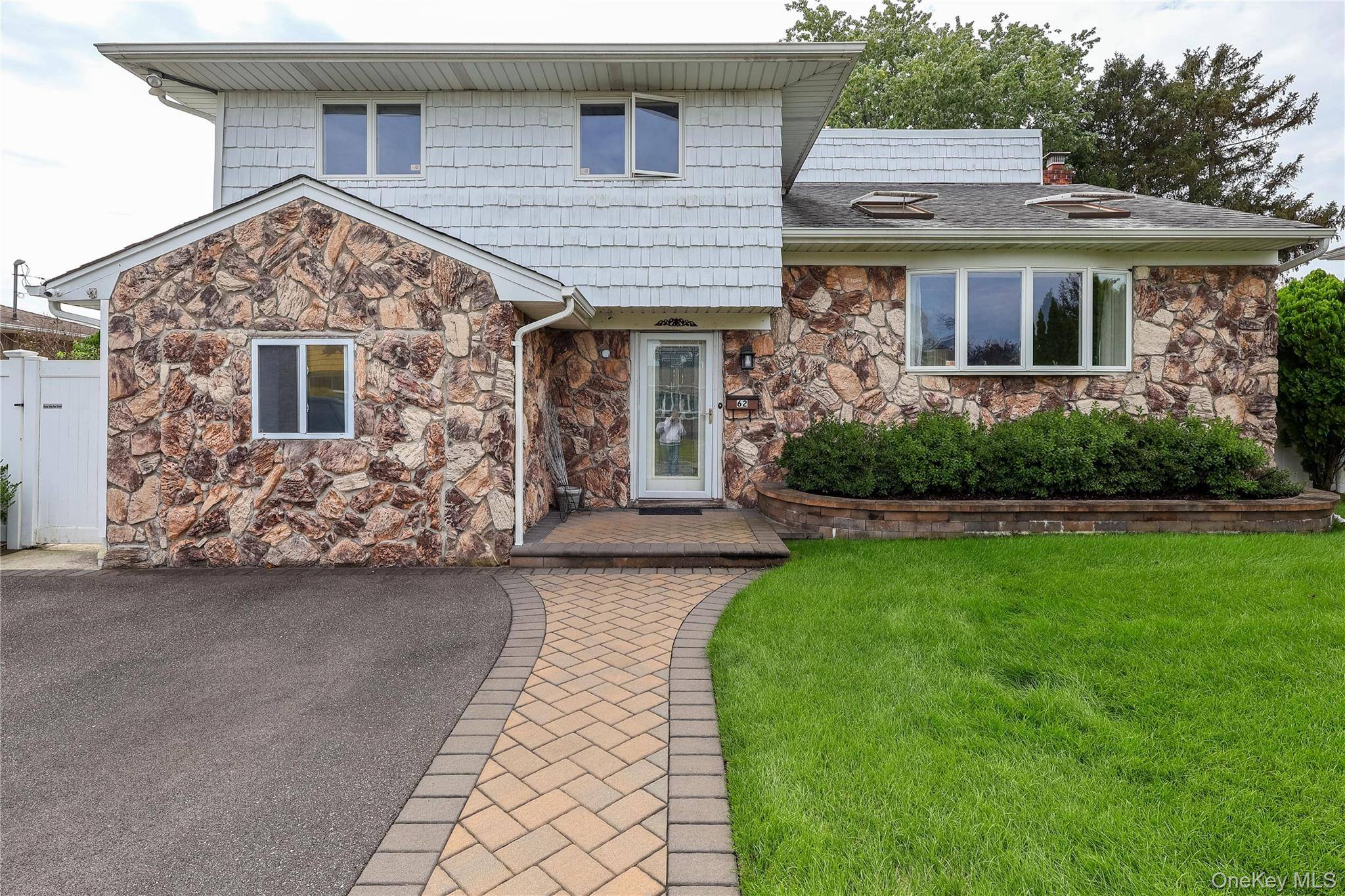 Hicksville, NY 11801,62 Summit ST