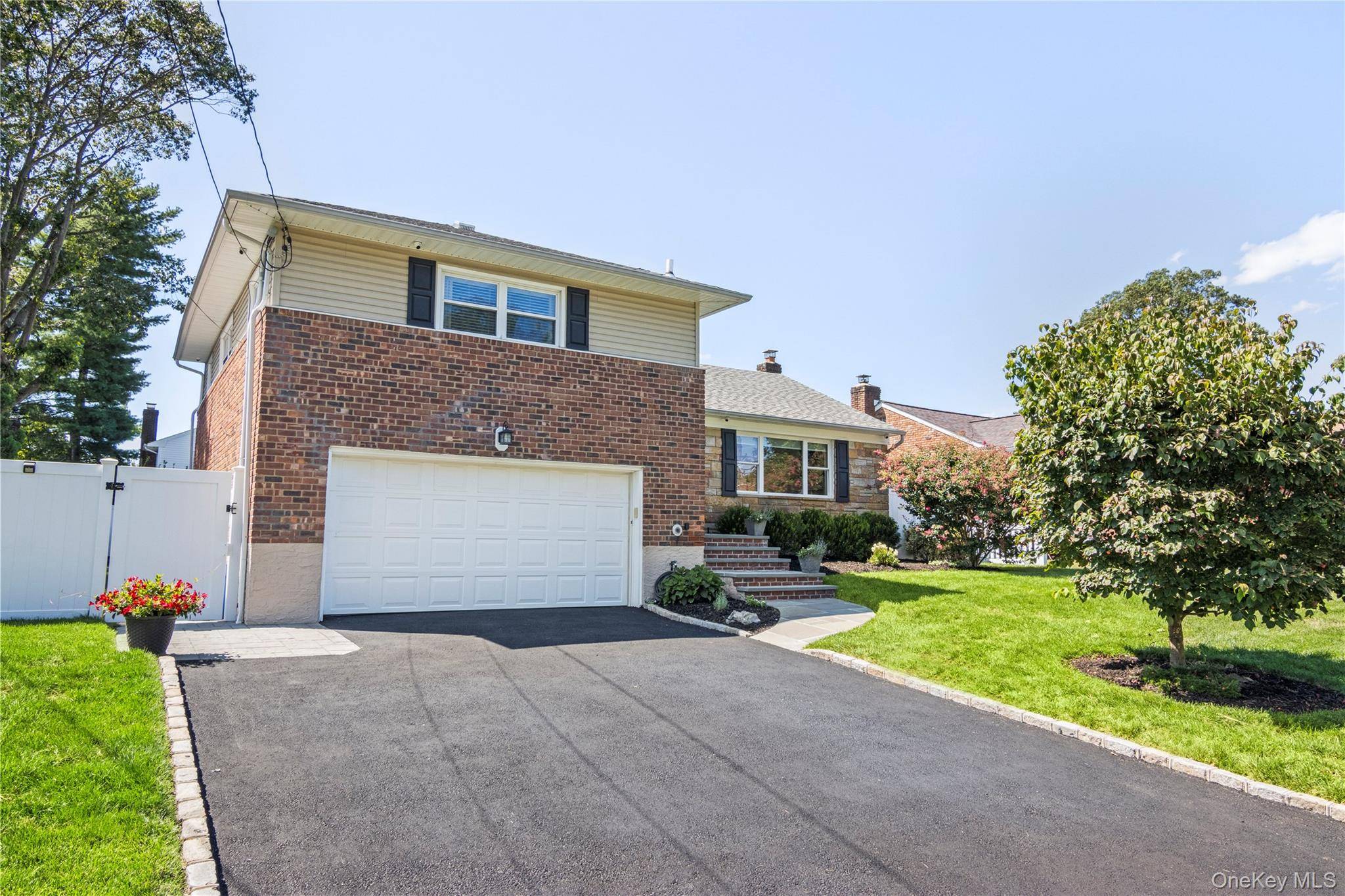 Glen Cove, NY 11542,7 Driftwood DR