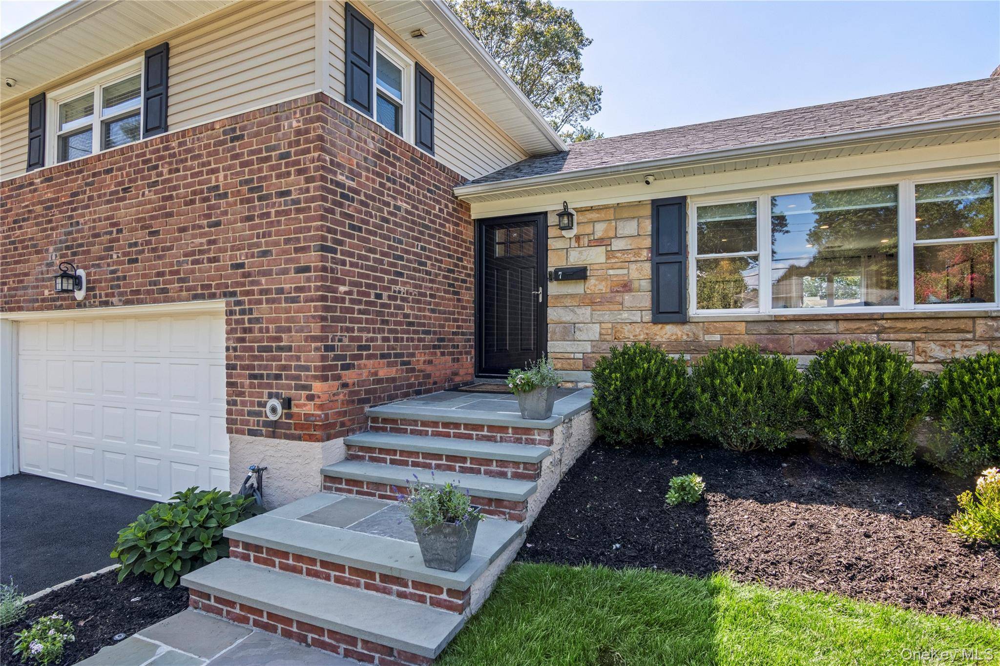 Glen Cove, NY 11542,7 Driftwood DR