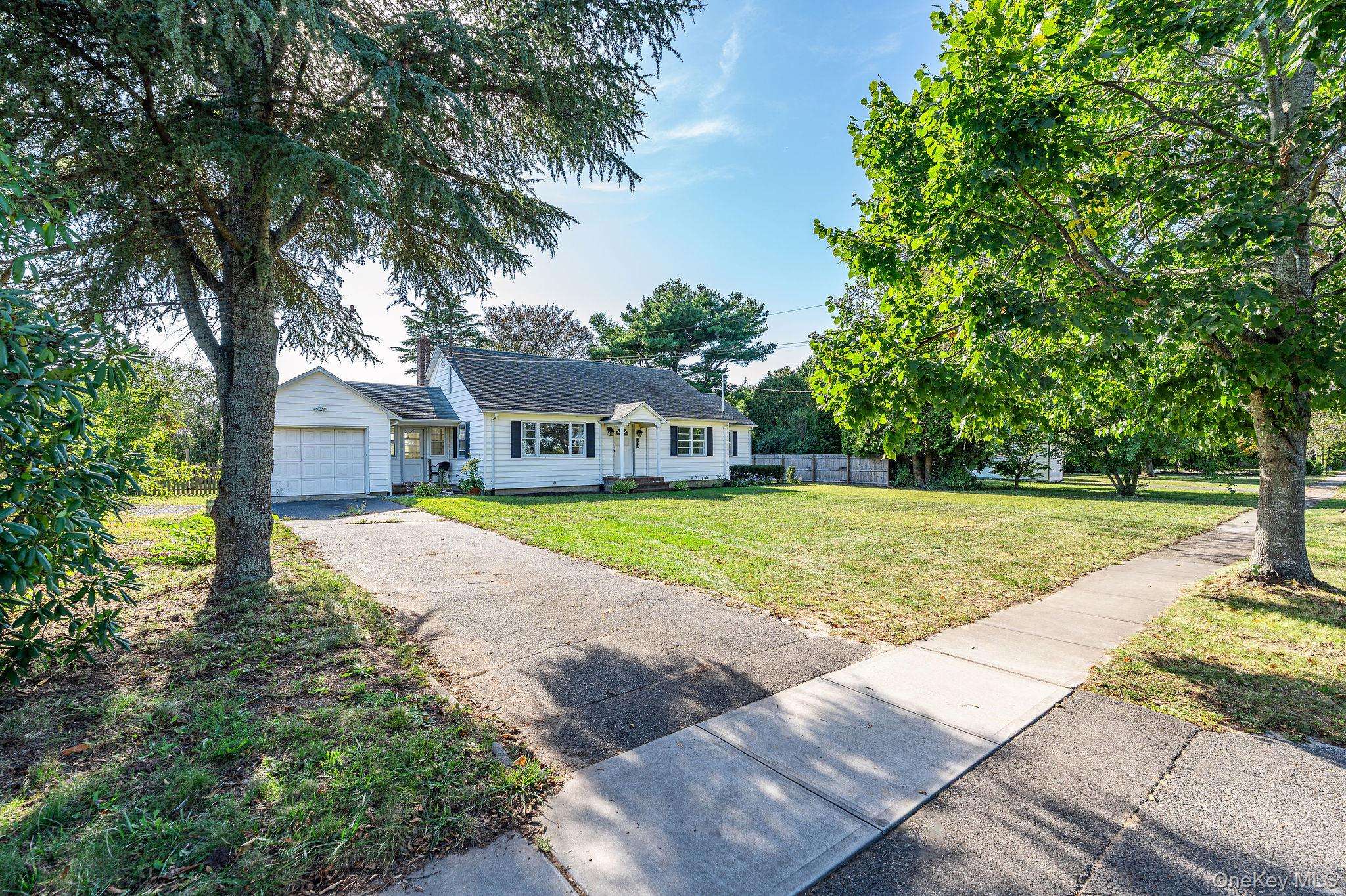Peconic, NY 11958,585 Peconic LN